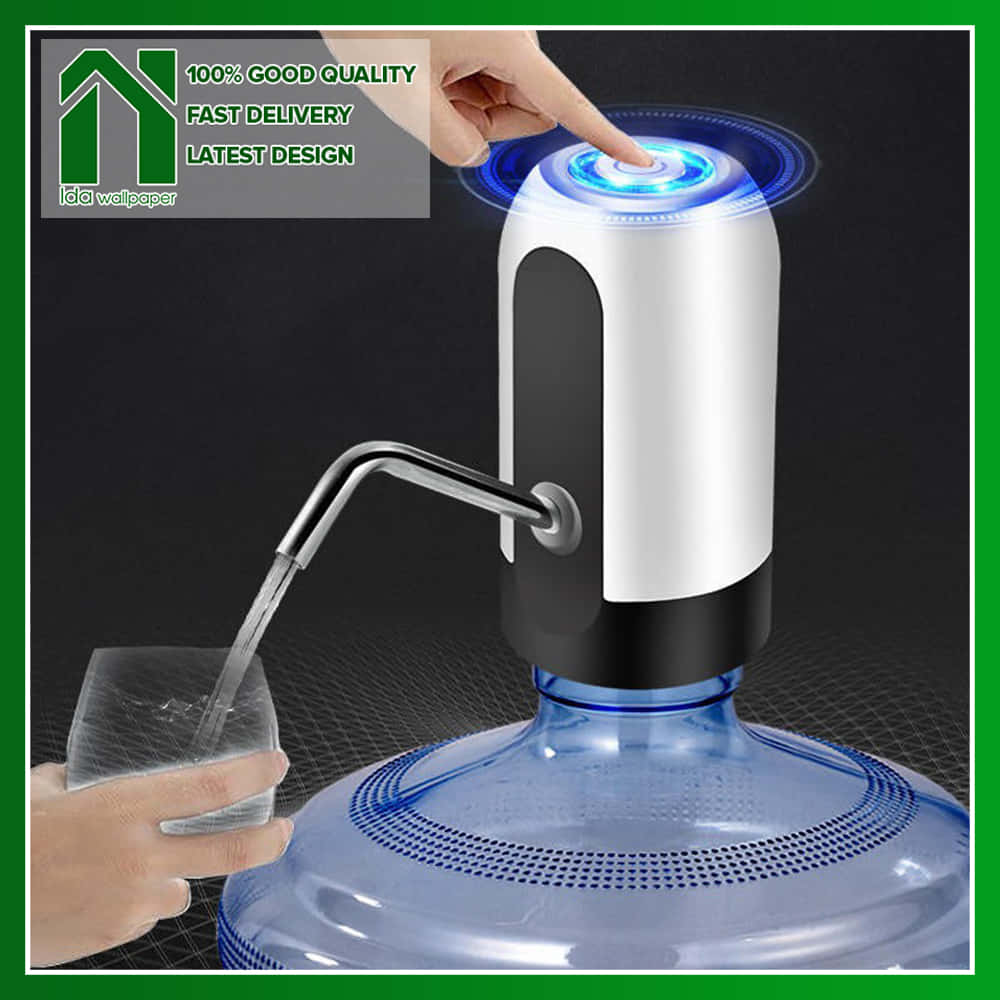 水 桌布 壁紙 — 一隻手按下一個現代電動飲水機上發光的藍色按鈕，從一個大的藍色水瓶中將水注入玻璃杯。