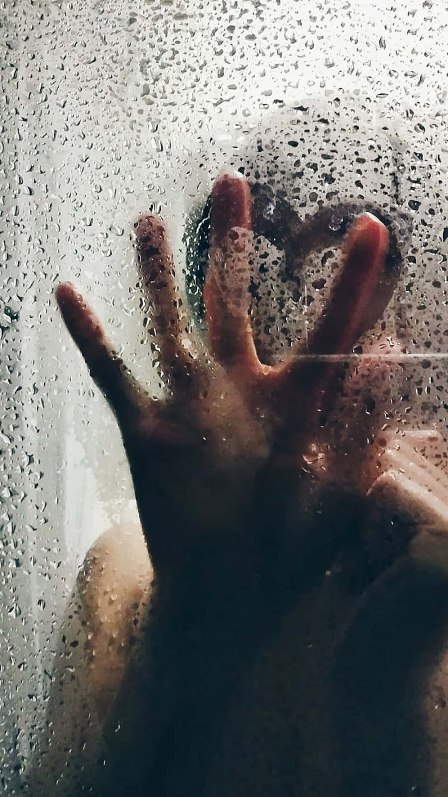 mood 桌布 壁紙 — 一隻手按在沾滿雨點的玻璃窗上，手指張開成心形，營造出溫柔而憂鬱的瞬間。