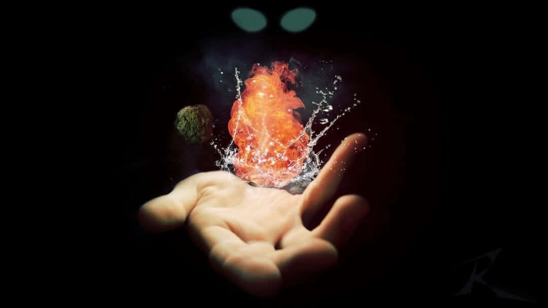 桌布 壁紙 — 一隻手捧著一個火球，周圍水花四濺，背景漆黑，上方有發光的眼睛。