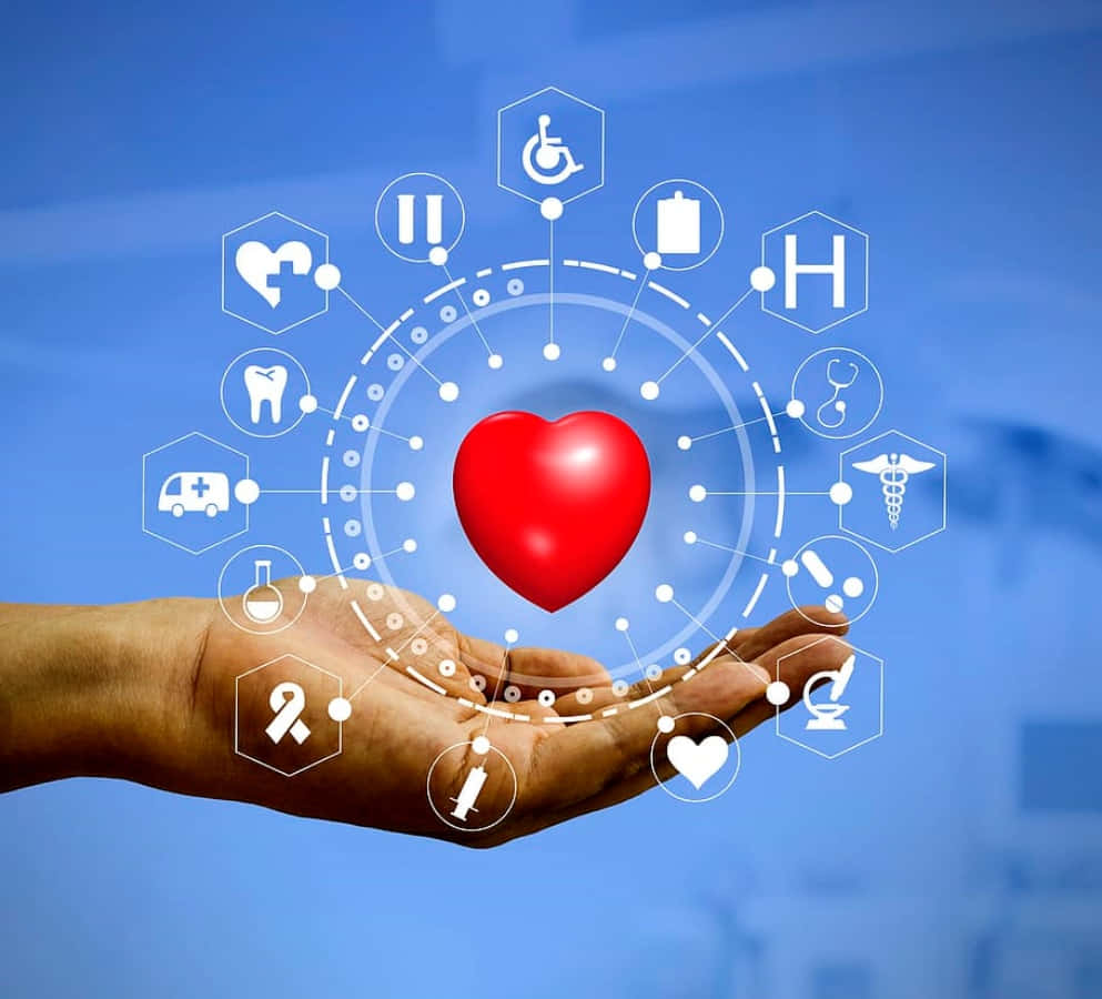 Heart 桌布 壁紙 — 一隻手捧著一個發光的紅色心臟，周圍環繞著醫療圖標，在藍色背景上的未來數位界面中。