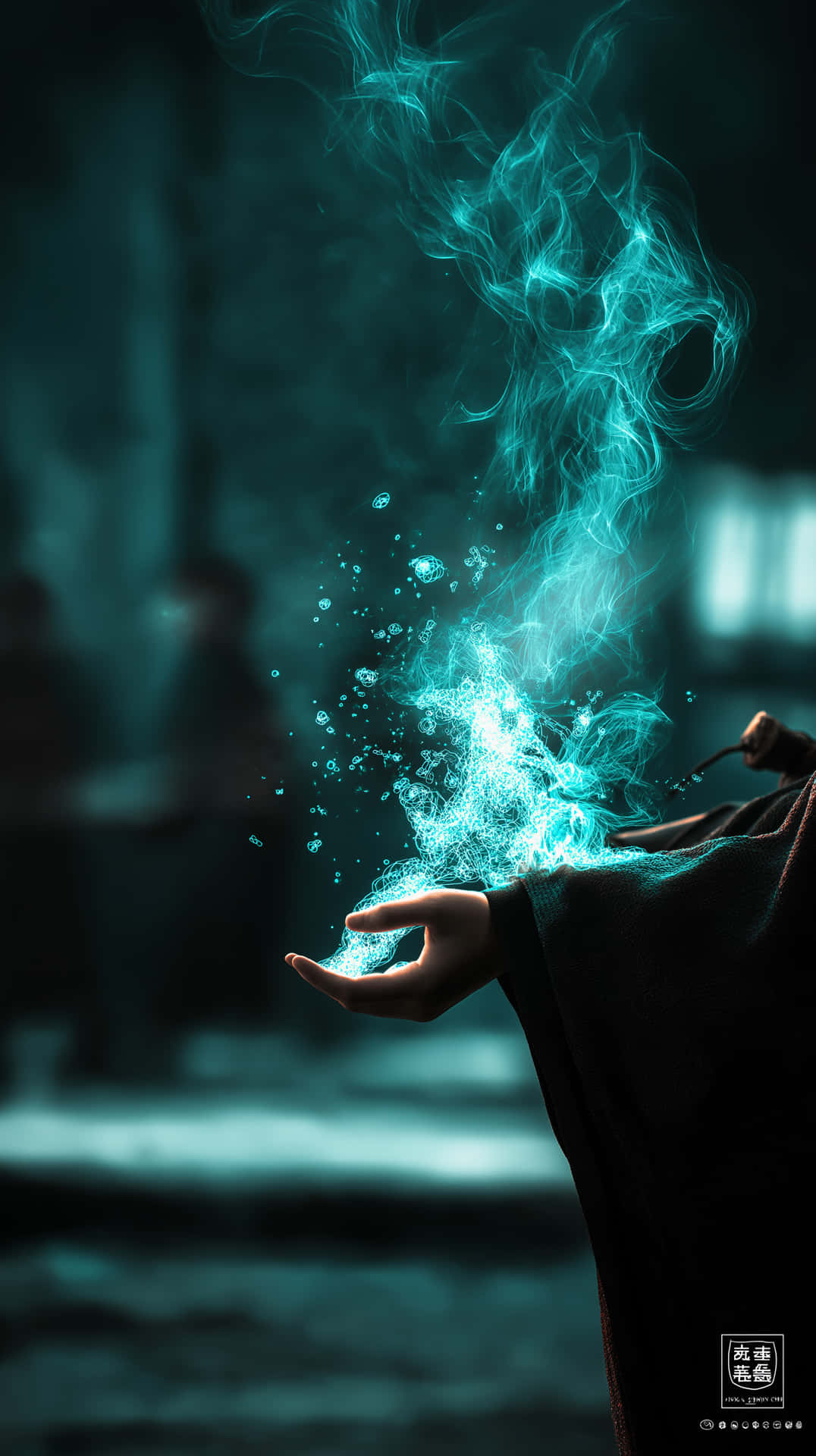 Mystical Hand Emitting Swirling Aqua Blue Magic Energy 壁紙 — 一隻手捧著旋轉的藍綠色能量，在黑暗模糊的背景上向上爆發成發光的卷鬚。