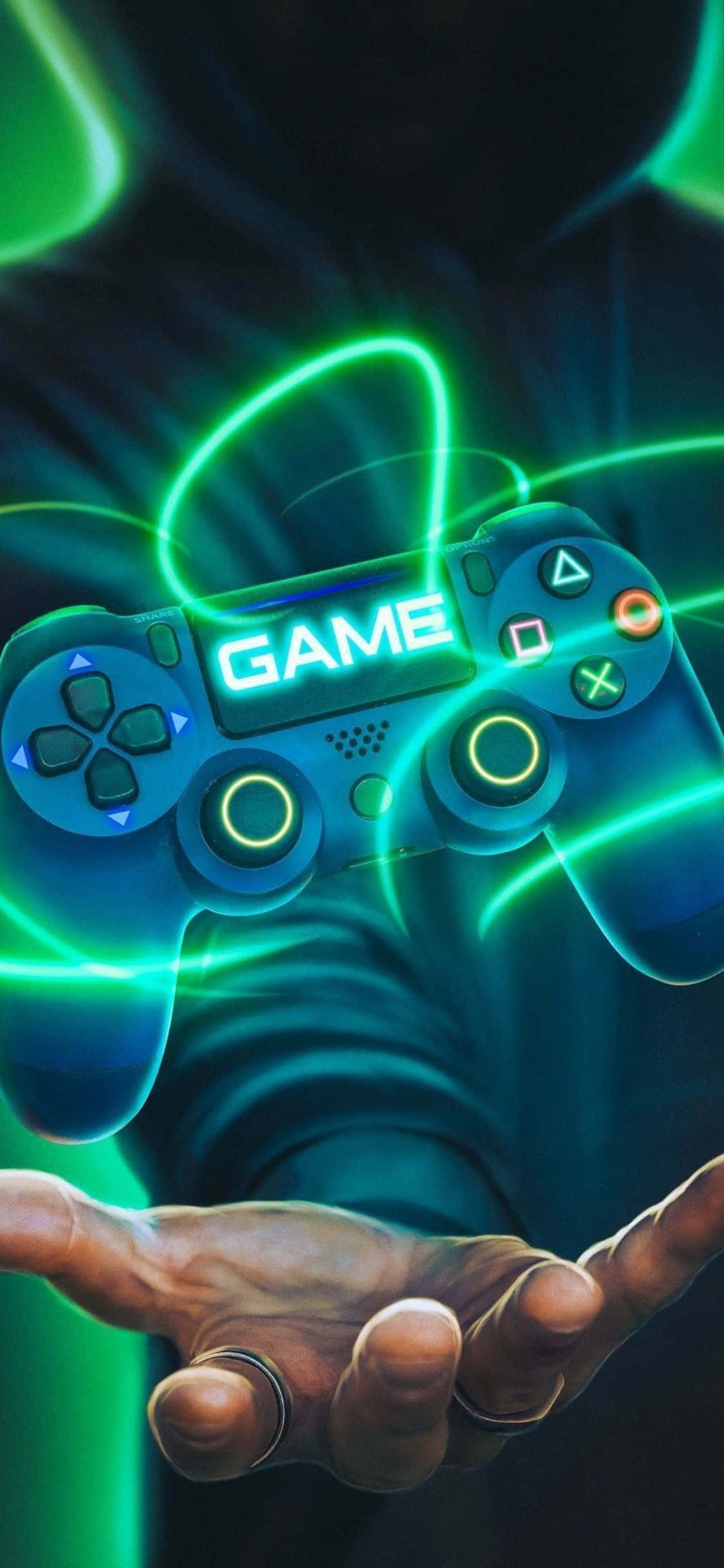 iPhone Xs Gaming 桌布 壁紙 — 一隻手握住一個發光的藍色遊戲控制器，周圍環繞著霓虹綠色能量線，背景為深色。