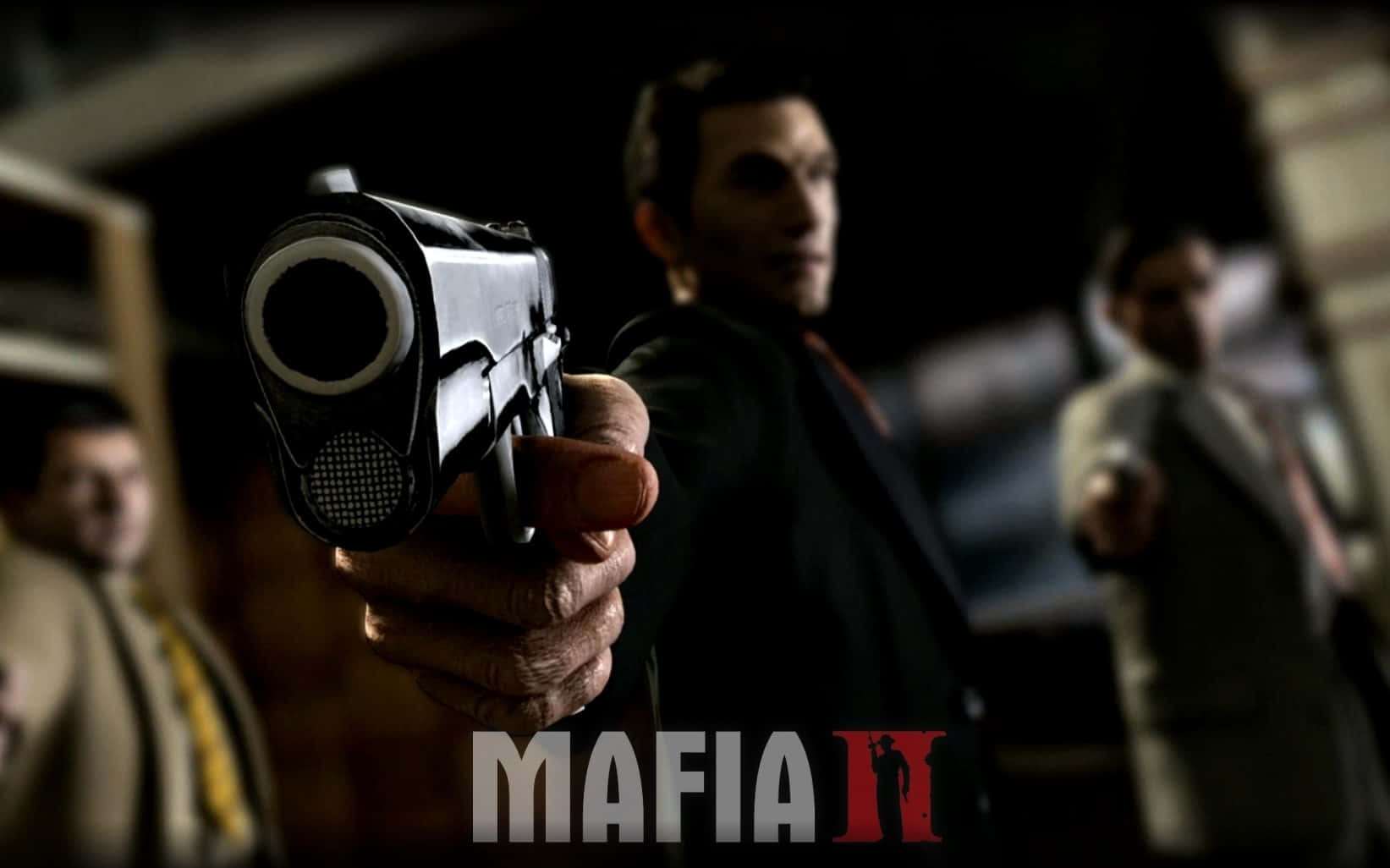 Mafia 桌布 壁紙 — 一隻手握著銀色手槍的特寫，槍口直指觀眾，背景有兩個穿著西裝的模糊男子。