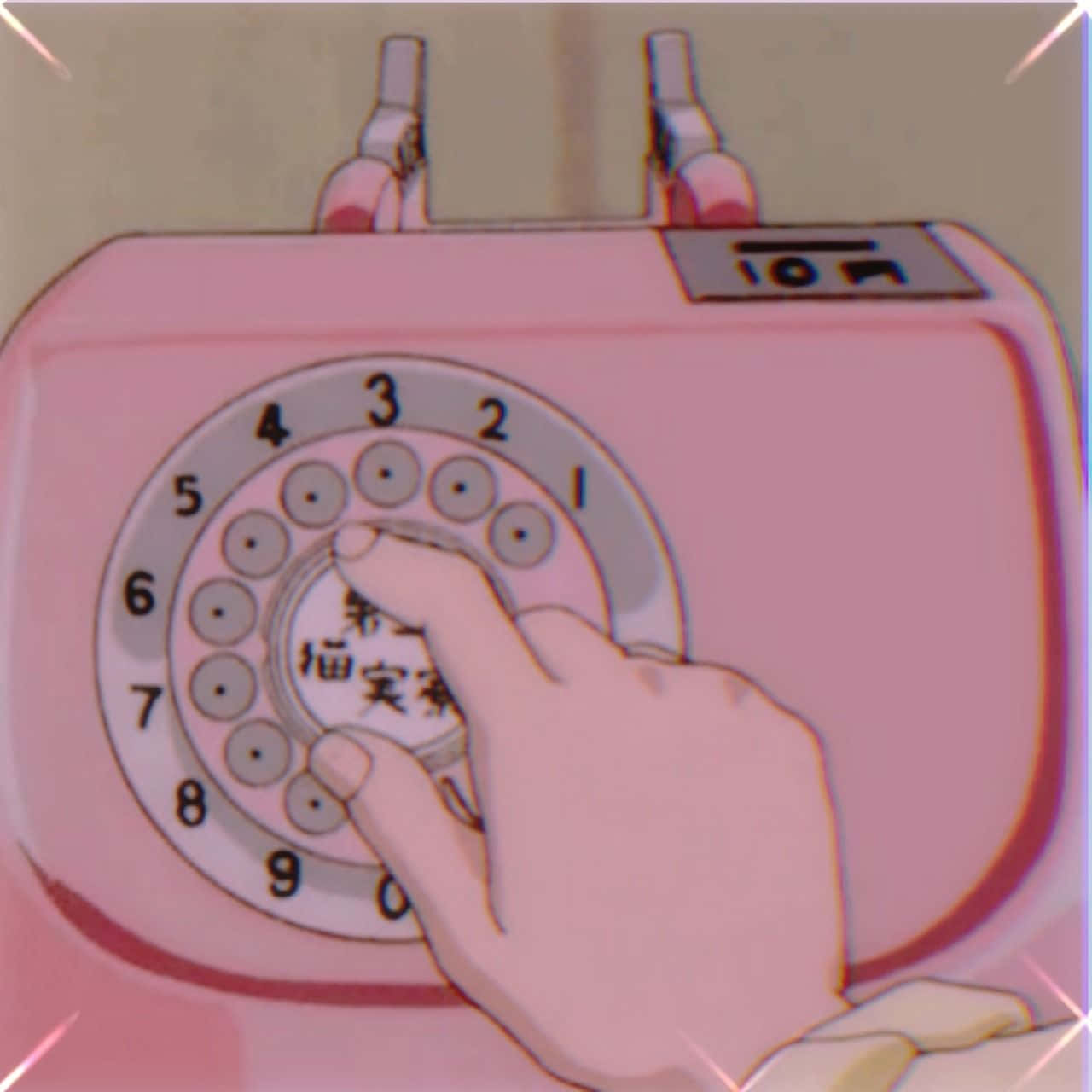 Aesthetic Pink Anime 桌布 壁紙 — 一隻手撥動一部復古粉紅色旋轉電話，帶有復古動漫美學和柔和的光效。