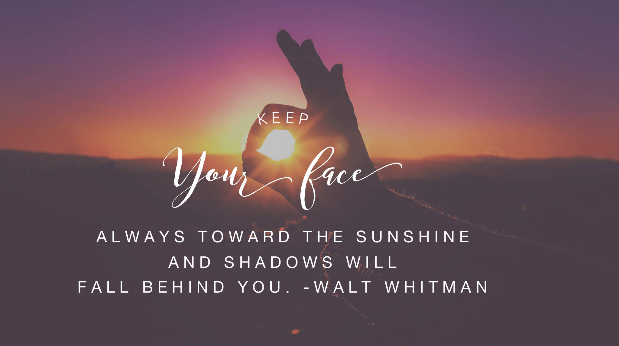 Motivational Quotes 桌布 壁紙 — 一隻手框住一個發光的日出，背景是紫橙色天空，並帶有鼓舞人心的文字疊加。