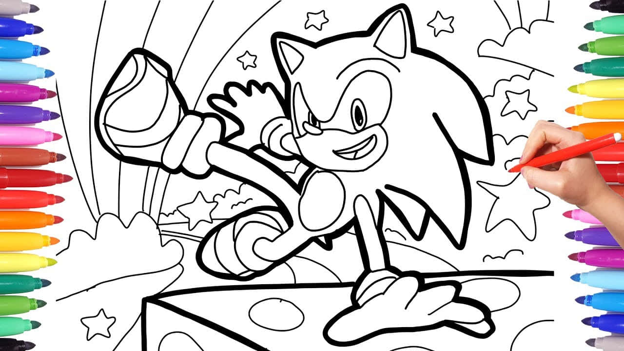 Sonic The Hedgehog Coloring 桌布 壁紙 — 一隻手正在為一個音速小子著色頁上色，周圍是鮮豔的馬克筆。