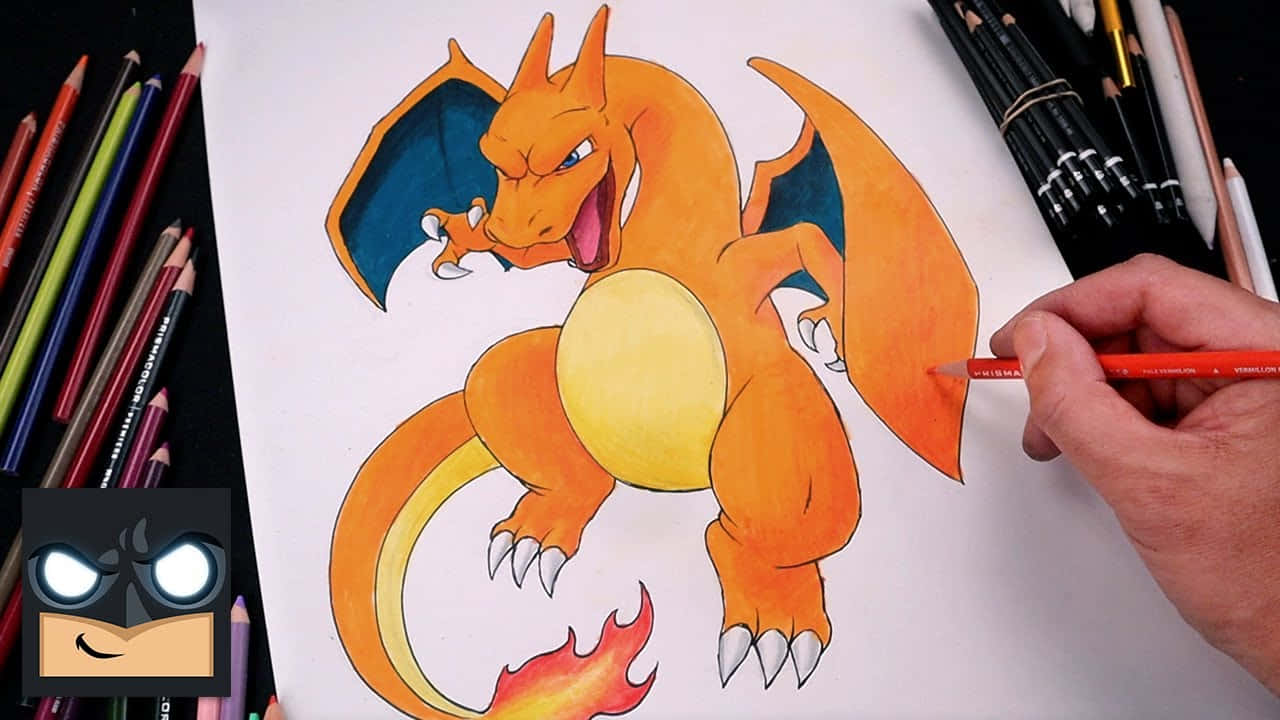 Charizard Pokemon 桌布 壁紙 — 一隻手用彩色鉛筆在白紙上為鮮橙色的噴火龍插圖上色，周圍放滿美術用品。