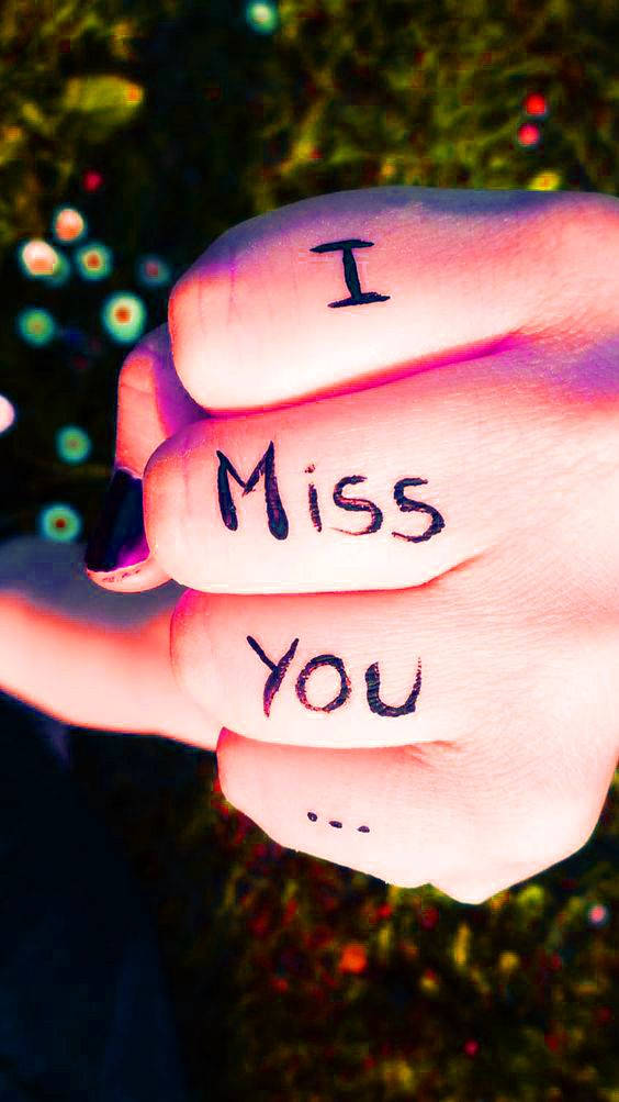 Missing 桌布 壁紙 — 一隻手的特寫，手指關節上寫著「I Miss You...」，背景是模糊多彩的散景。