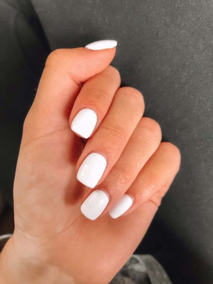 Nail Polish 桌布 壁紙 — 一隻手的特寫，有乾淨的白色指甲，背景是深色有紋理的。