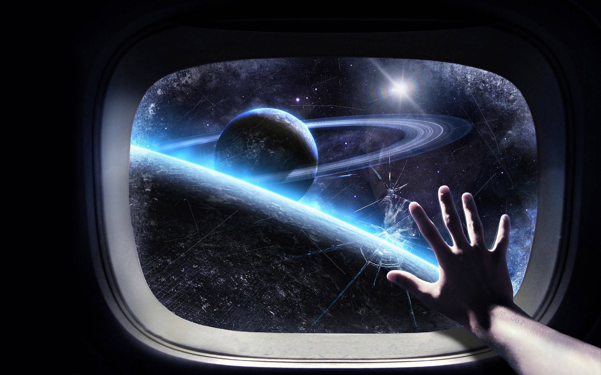 太空電腦 桌布 壁紙 — 一隻手穿過破裂的飛機窗戶，伸向一個帶有光環和明亮恆星的發光行星。