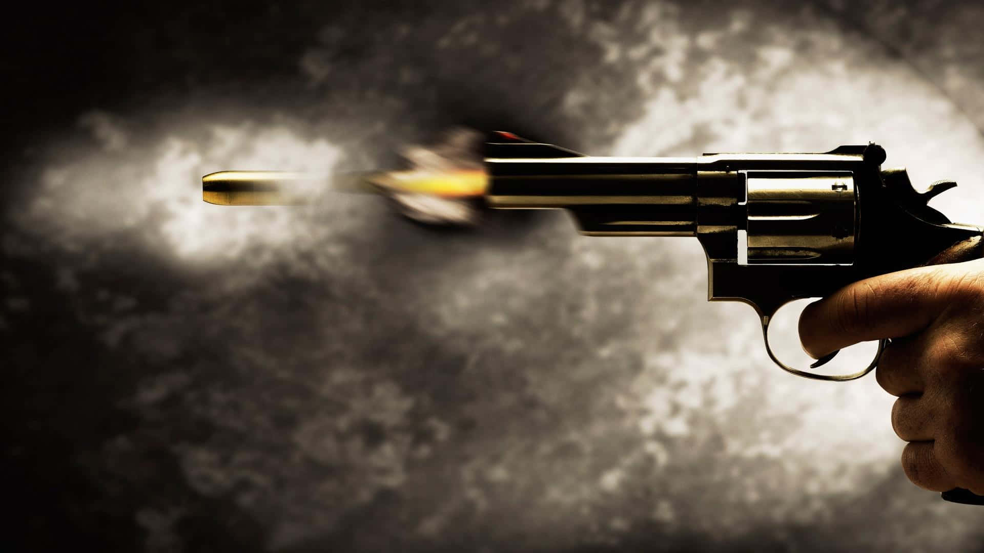Shooting 桌布 壁紙 — 一隻手緊握左輪手槍，在煙霧瀰漫的黑暗背景下發射子彈，伴隨明亮的槍口閃光。