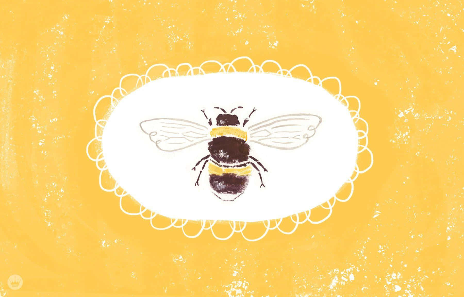 Aesthetic Bee 桌布 壁紙 — 一隻手繪的黑黃條紋大黃蜂，停留在白色扇貝形橢圓內，背景是帶紋理的黃色。
