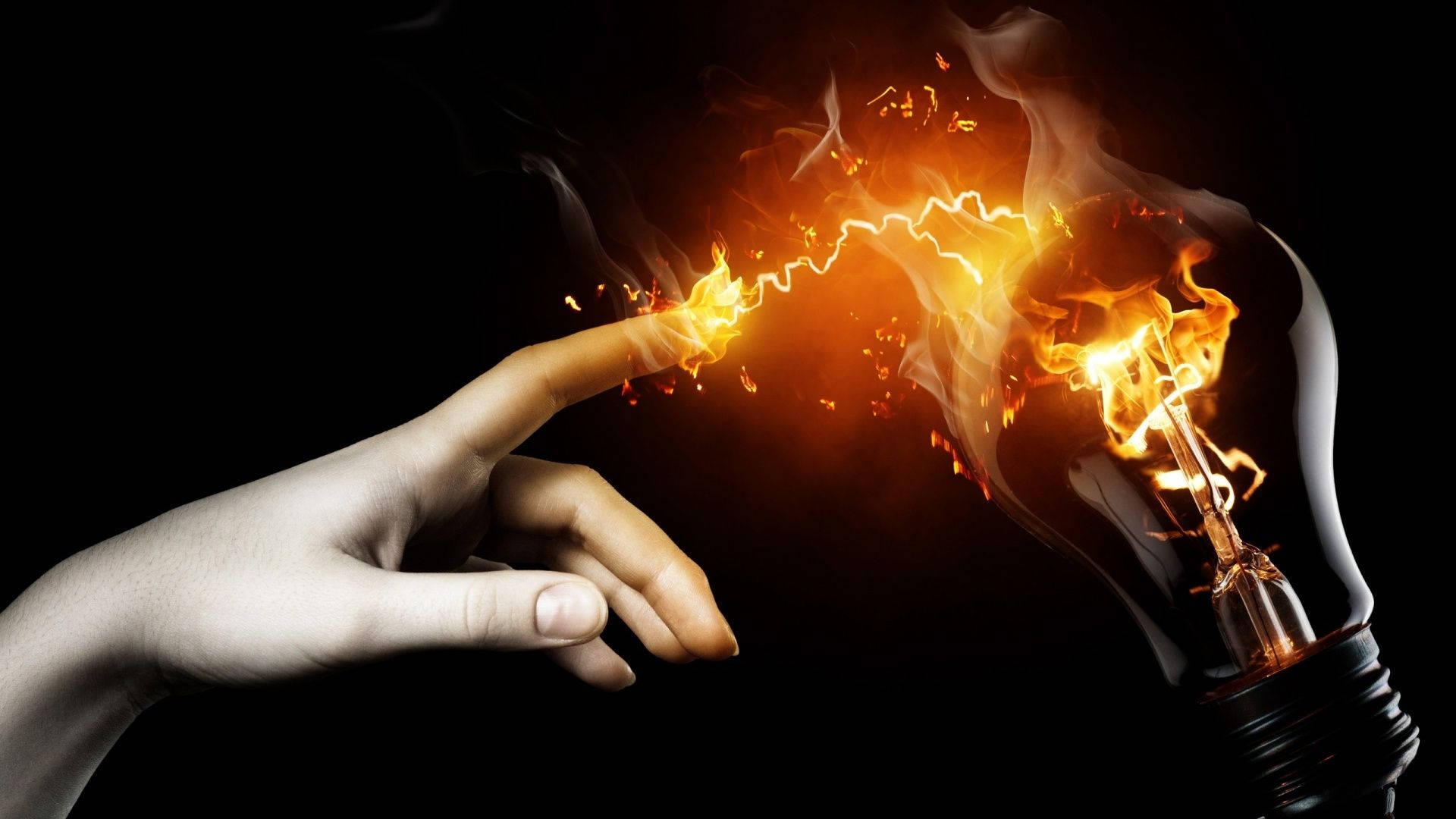 電力 桌布 壁紙 — 一隻手觸摸著一個燃燒的燈泡，電火花在指尖和燈絲之間飛舞，背景為黑色。