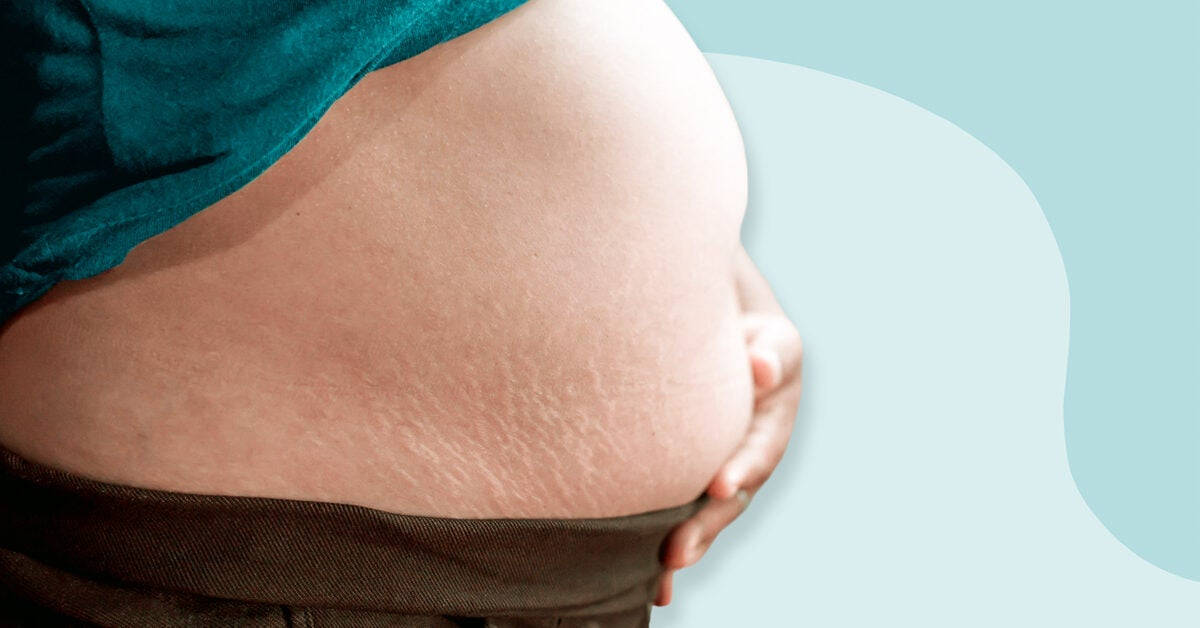 Pregnant 桌布 壁紙 — 一隻手輕托著孕肚的特寫，背景為柔和青綠色。