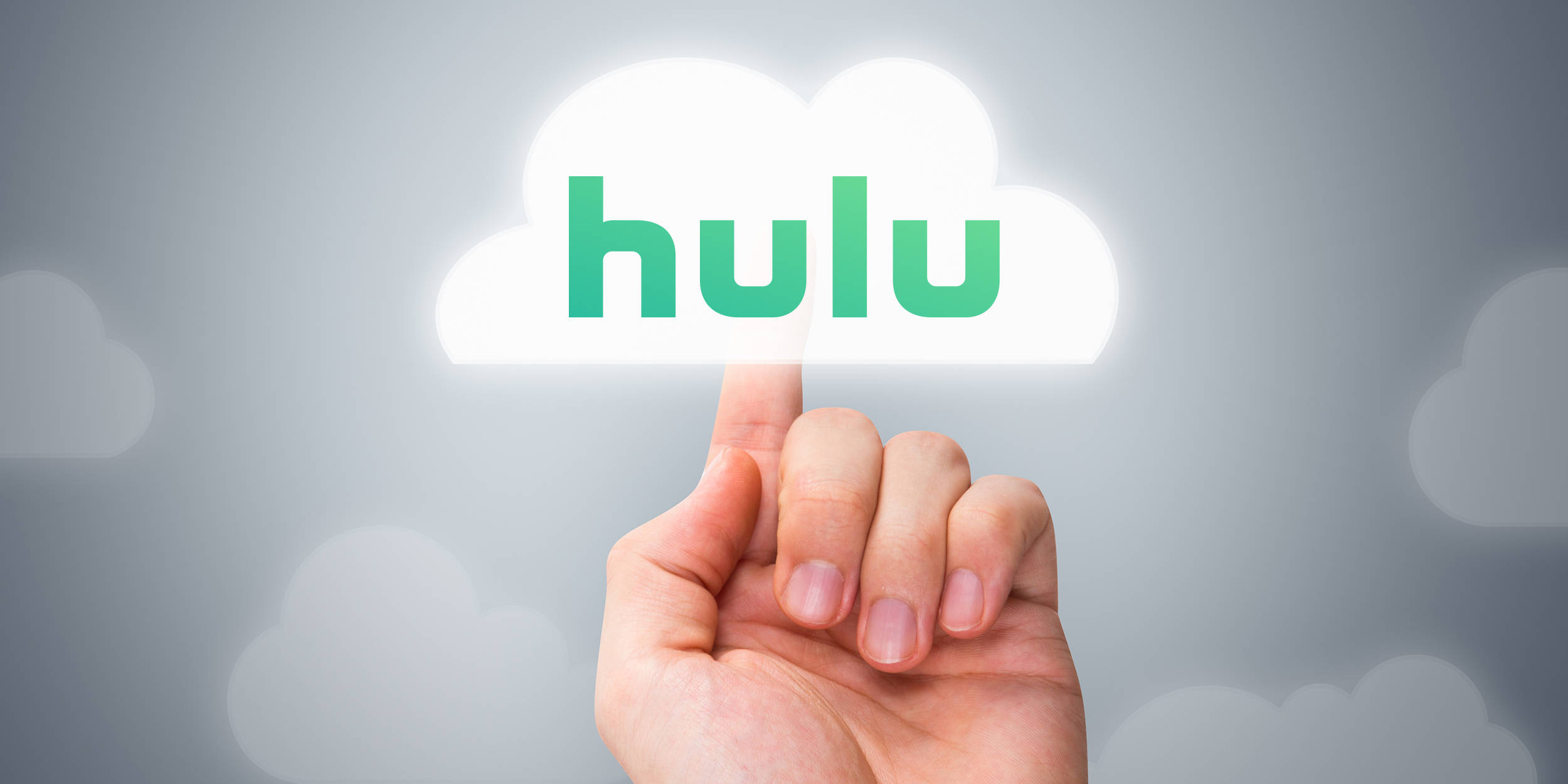 Hulu 桌布 壁紙 — 一隻手輕觸一個發光的雲，顯示Hulu標誌，背景是柔和的灰色天空和模糊的雲。