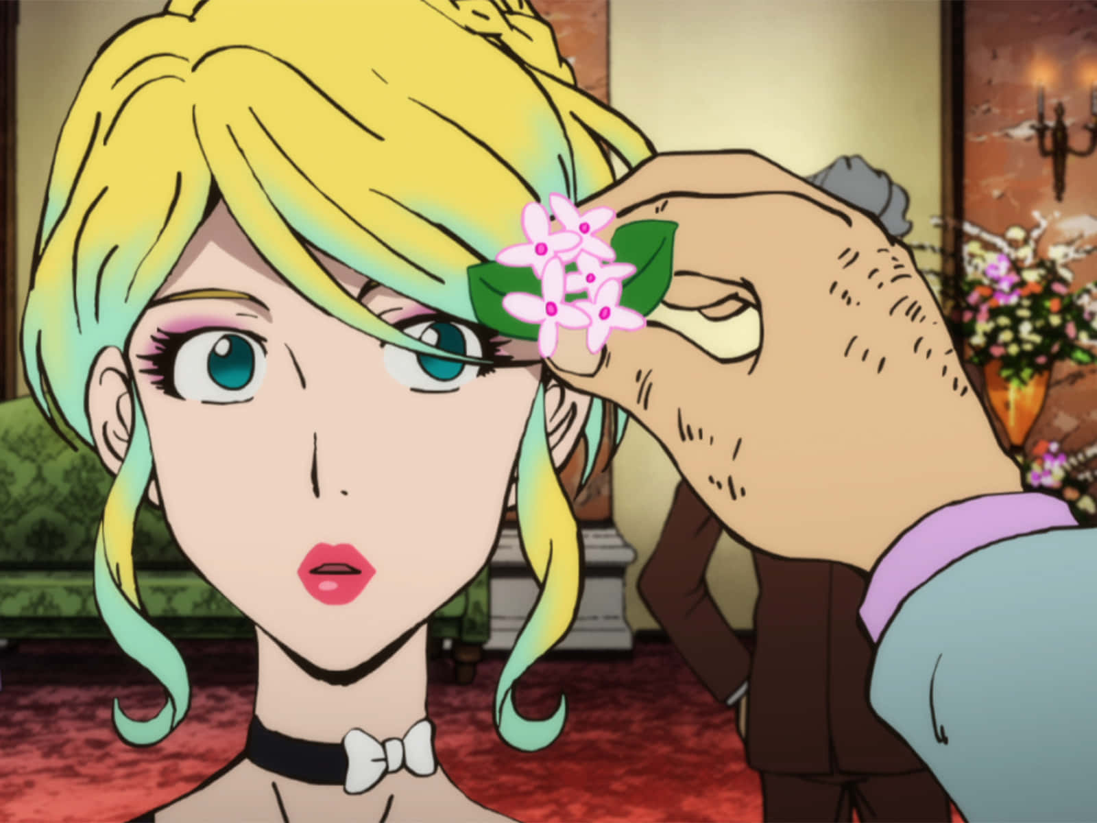 Rebecca Rossellini 桌布 壁紙 — 一隻手輕輕地將一朵粉紅色的花放在金髮動漫女性的頭髮上，她睜大眼睛向前凝視。