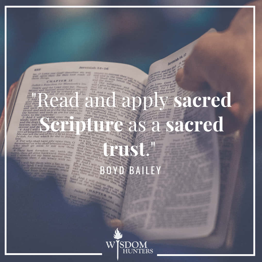 Scripture 桌布 壁紙 — 一隻手輕輕地拿著一本打開的聖經，在柔和的光線下，經文上覆蓋著一句引語。