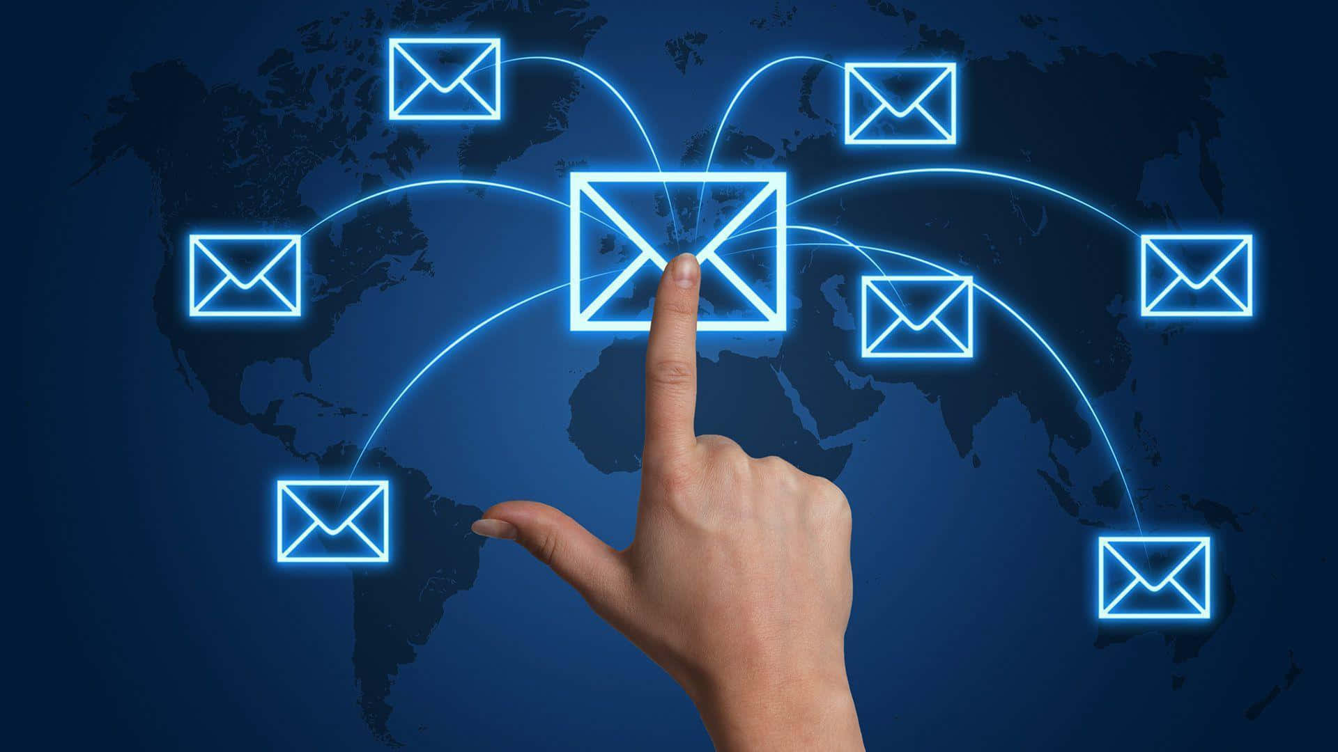 Email 桌布 壁紙 — 一隻手輕點一個發光的電子郵件圖標，透過光跡連接到黑暗世界地圖上的全球郵件符號。