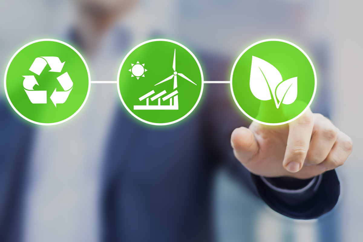 Green Economy 桌布 壁紙 — 一隻手點擊一個發光的綠色圖標，上面有葉子，象徵在商業環境中的環保行動。