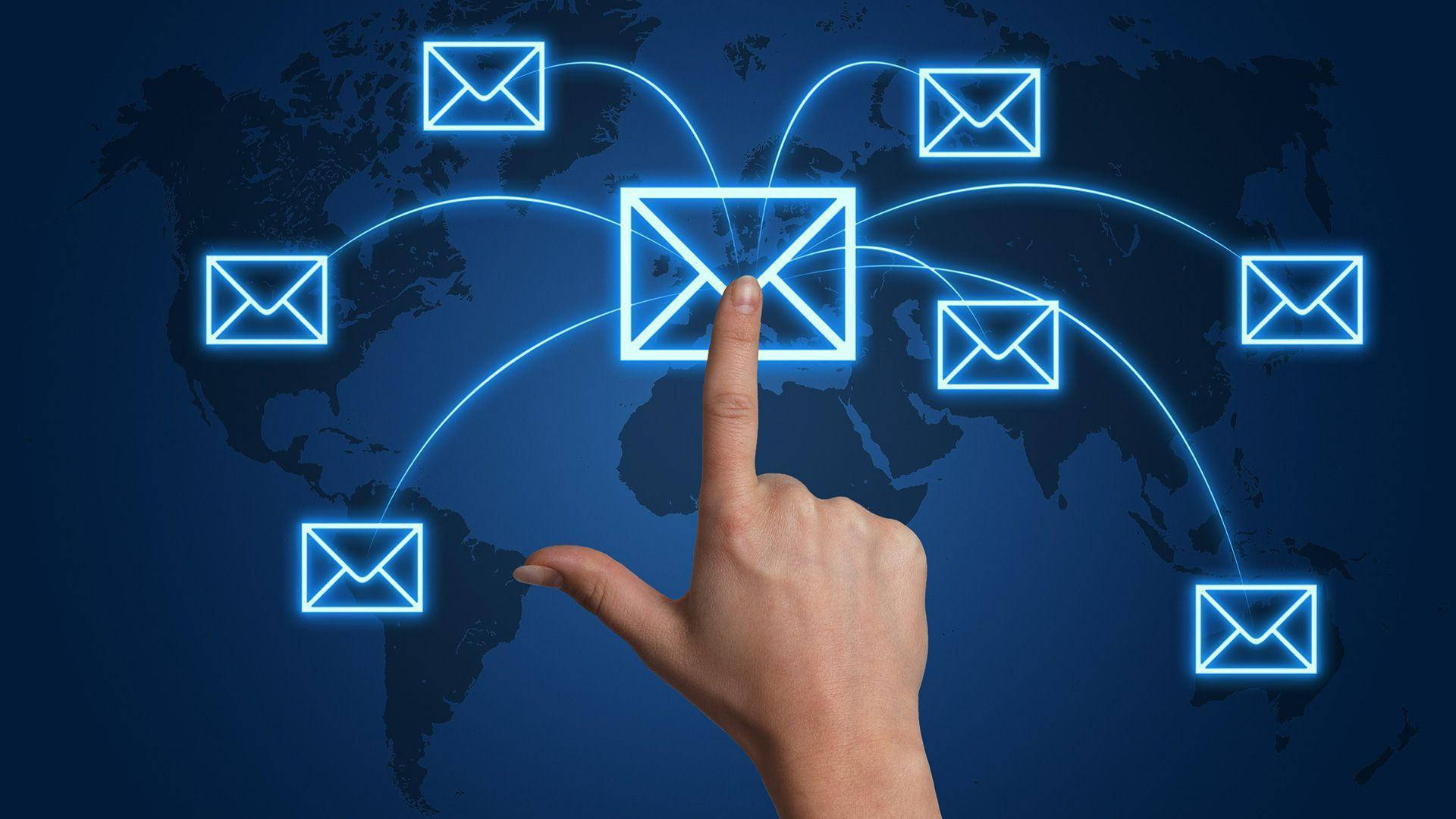 Email 桌布 壁紙 — 一隻手點擊一個發光的電子郵件圖標，該圖標通過藍色線條連接到全球郵件圖標，背景為深色世界地圖。