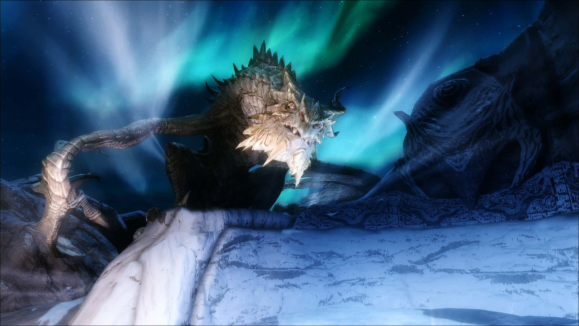 Skyrim Paarthurnax 桌布 壁紙 — 一隻擁有尖刺鱗片和發光眼睛的怪獸龍在白雪覆蓋的懸崖上咆哮，背景是充滿活力的綠色極光。