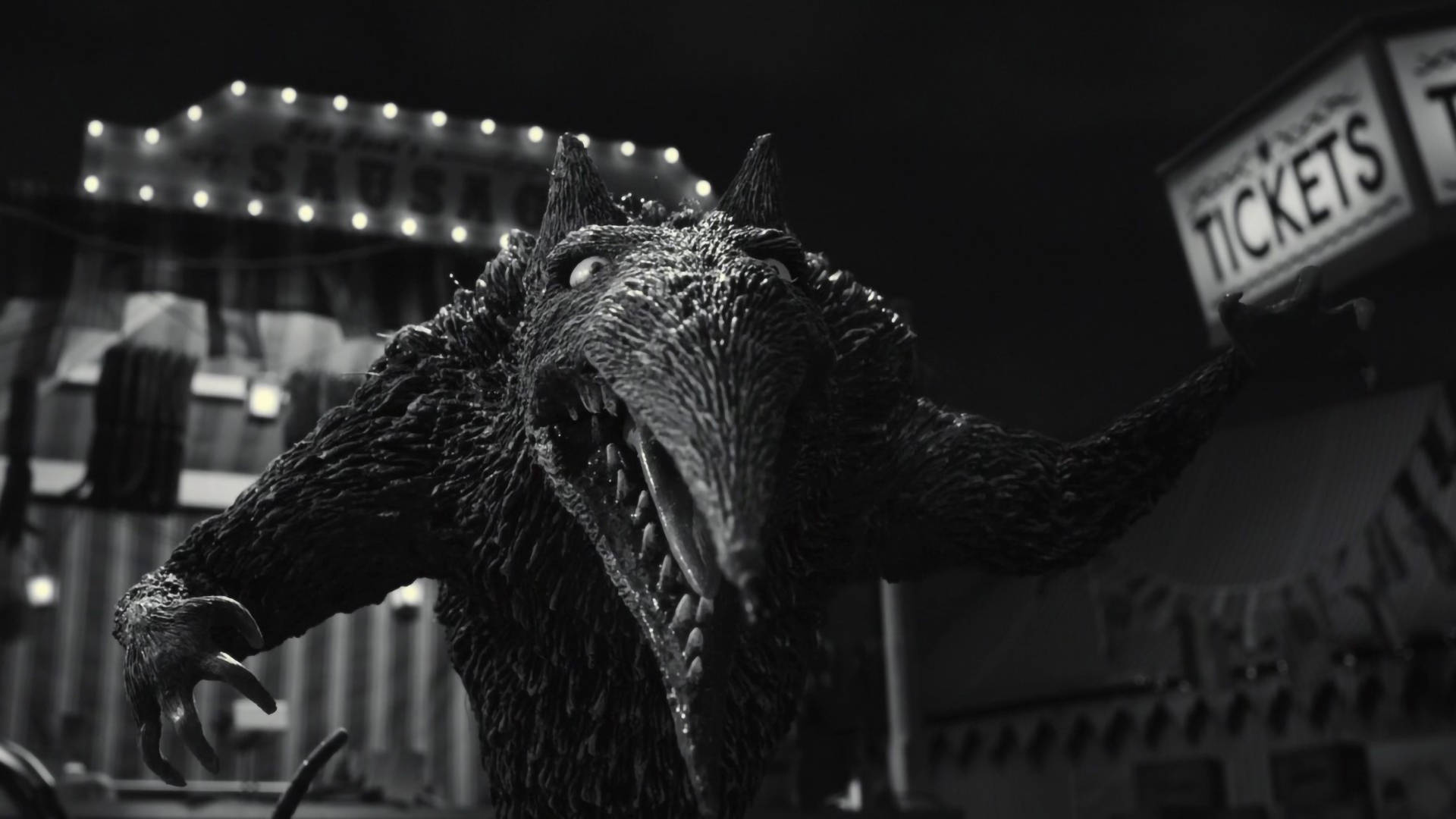 Frankenweenie 桌布 壁紙 — 一隻擁有尖牙利爪的怪物在夜晚燈火通明的嘉年華前發出威脅性的咆哮。