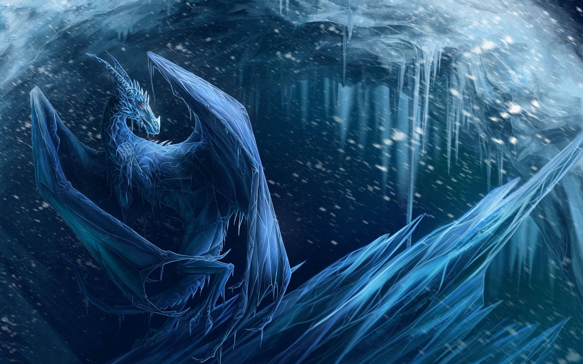 Ice Dragon 桌布 壁紙 — 一隻擁有水晶翅膀的雄偉冰龍，在充滿發光藍色冰柱和飄雪的冰凍洞穴中翱翔。