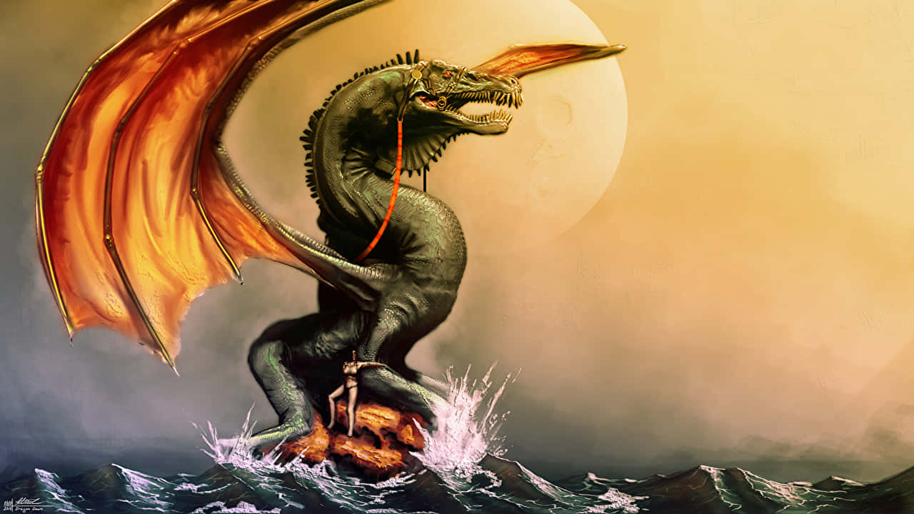 Mystical Dragon 桌布 壁紙 — 一隻擁有熾熱橙色翅膀的巨龍，在風暴海洋中的岩石露頭上，站在一輪明亮的滿月下。