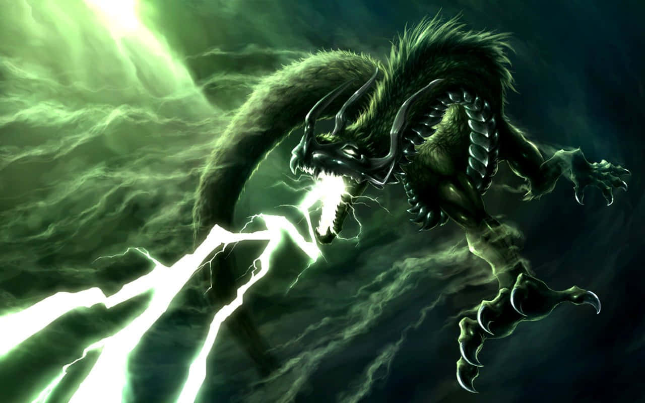 龍 桌布 壁紙 — 一隻擁有發光眼睛、口中迸發閃電的恐怖綠色巨龍，對著暴風雨的天空咆哮。