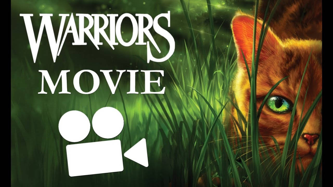 Grass 桌布 壁紙 — 一隻擁有發光綠色眼睛的薑貓，從《Warriors Movie》標題和電影圖標下的高草叢中探出頭來。