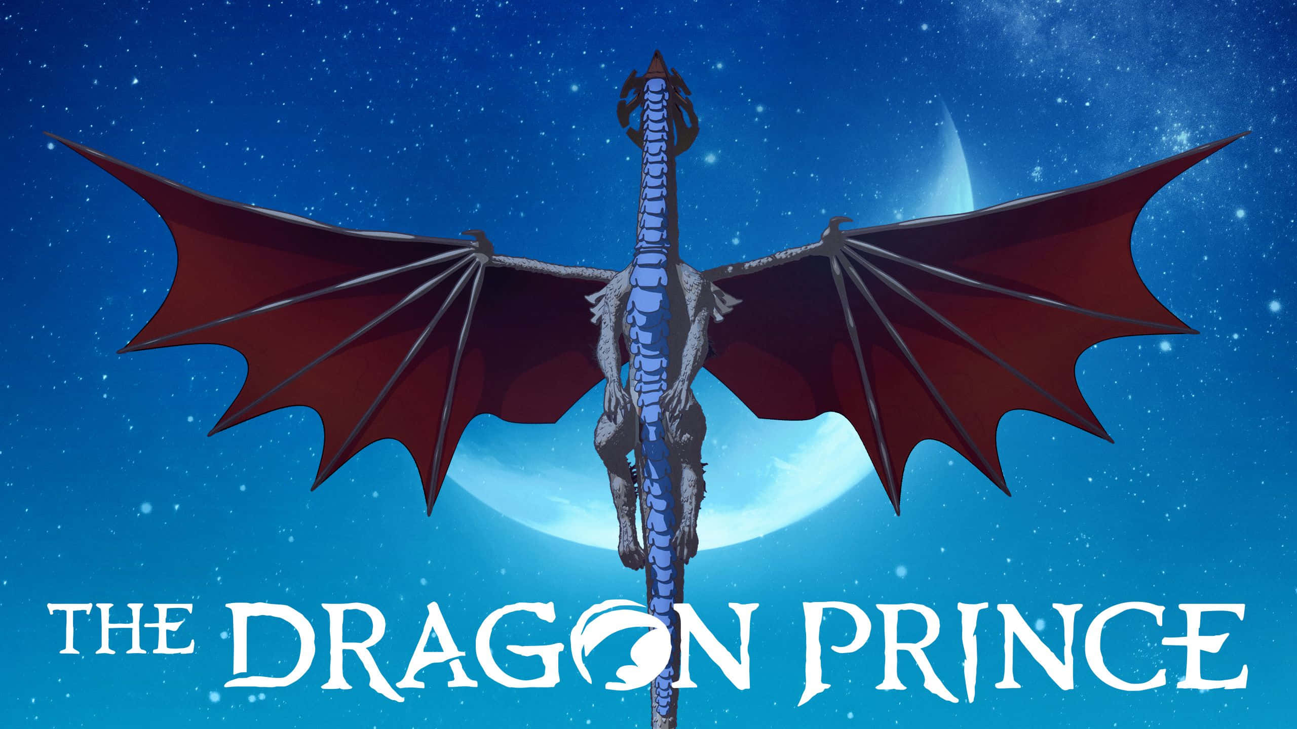 The Dragon Prince 桌布 壁紙 — 一隻擁有紅色翅膀和藍色鱗片的雄偉巨龍，在繁星點點的夜空與新月下翱翔。