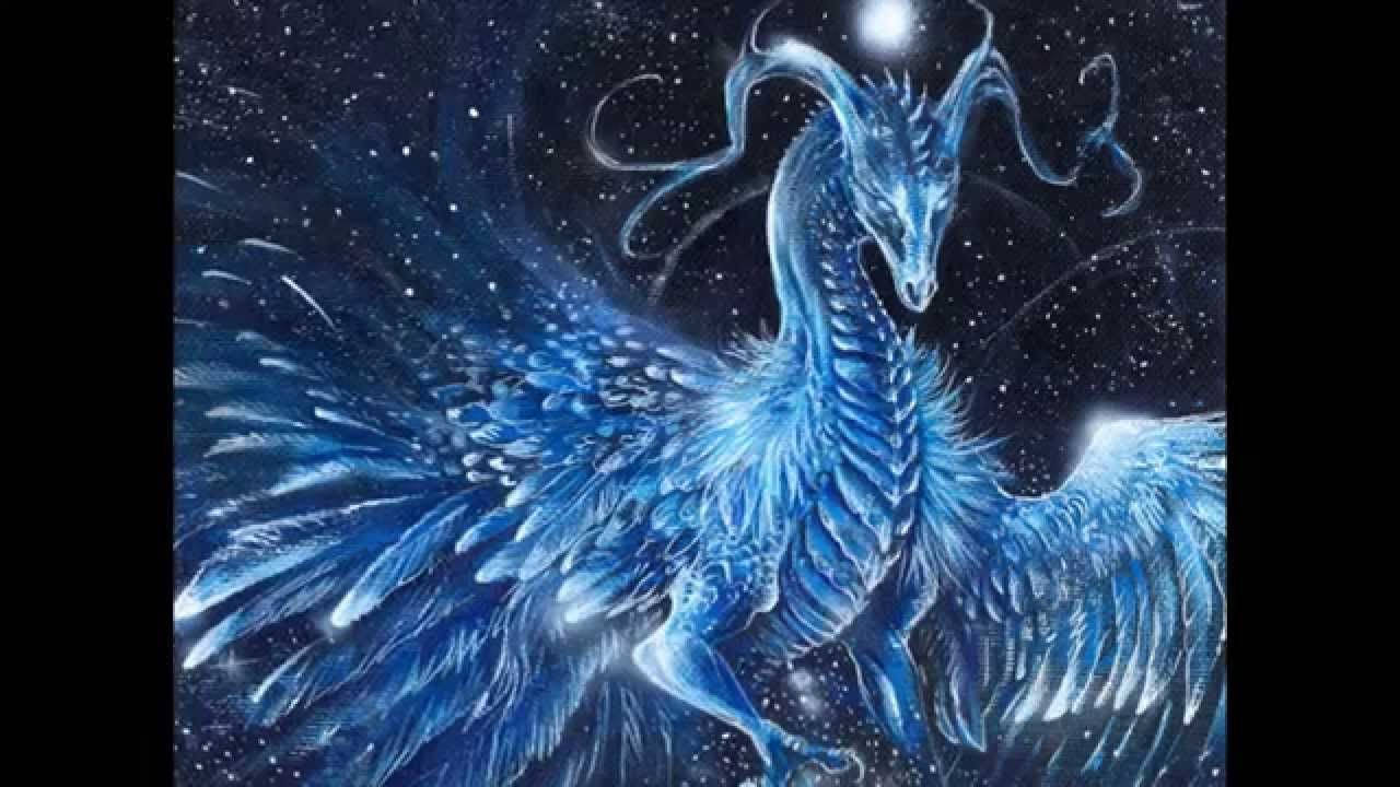 Light Dragon 桌布 壁紙 — 一隻擁有羽毛翅膀的雄偉藍龍，在星光閃爍的夜空下，於一輪發光的月亮下翱翔。