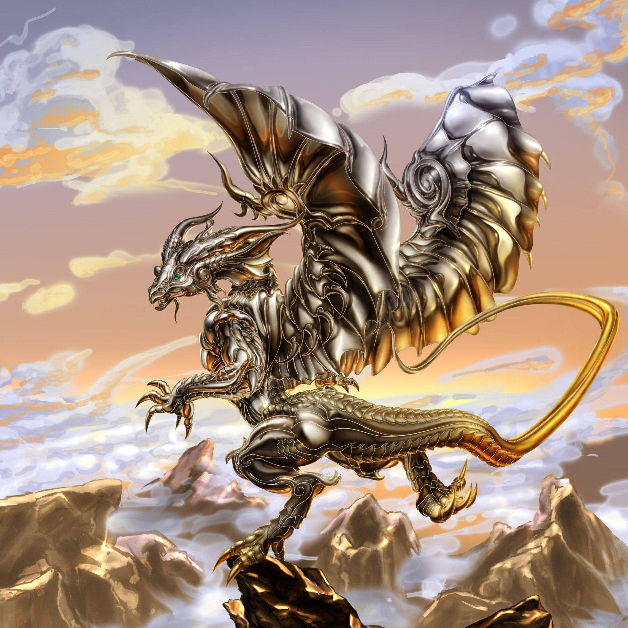 金龍 桌布 壁紙 — 一隻擁有金銀鱗片的雄偉金屬龍棲息在岩石山峰上，背景是溫暖的日落天空。