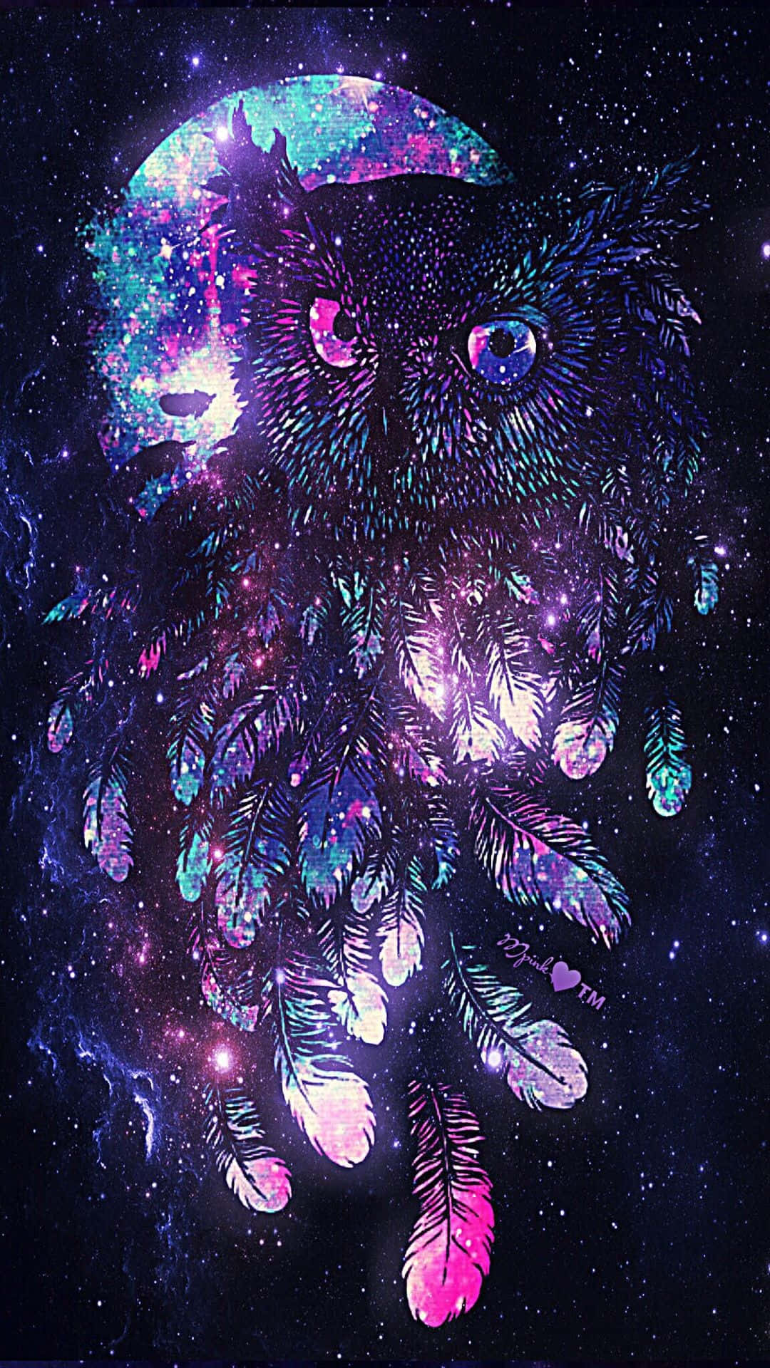 太空 桌布 壁紙 — 一隻擁有銀河羽毛和發光眼睛的宇宙貓頭鷹，在繁星點點的夜空中漂浮，伴隨著星雲月亮。