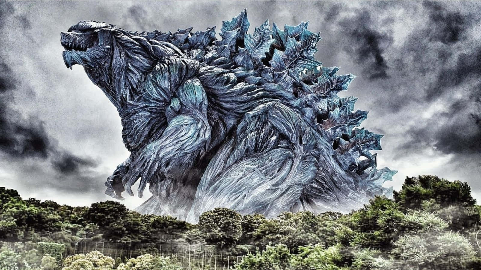 Godzilla Earth 桌布 壁紙 — 一隻擁有鋸齒狀藍灰色鱗片的巨大哥吉拉在暴風雨的天空下在森林上方咆哮。