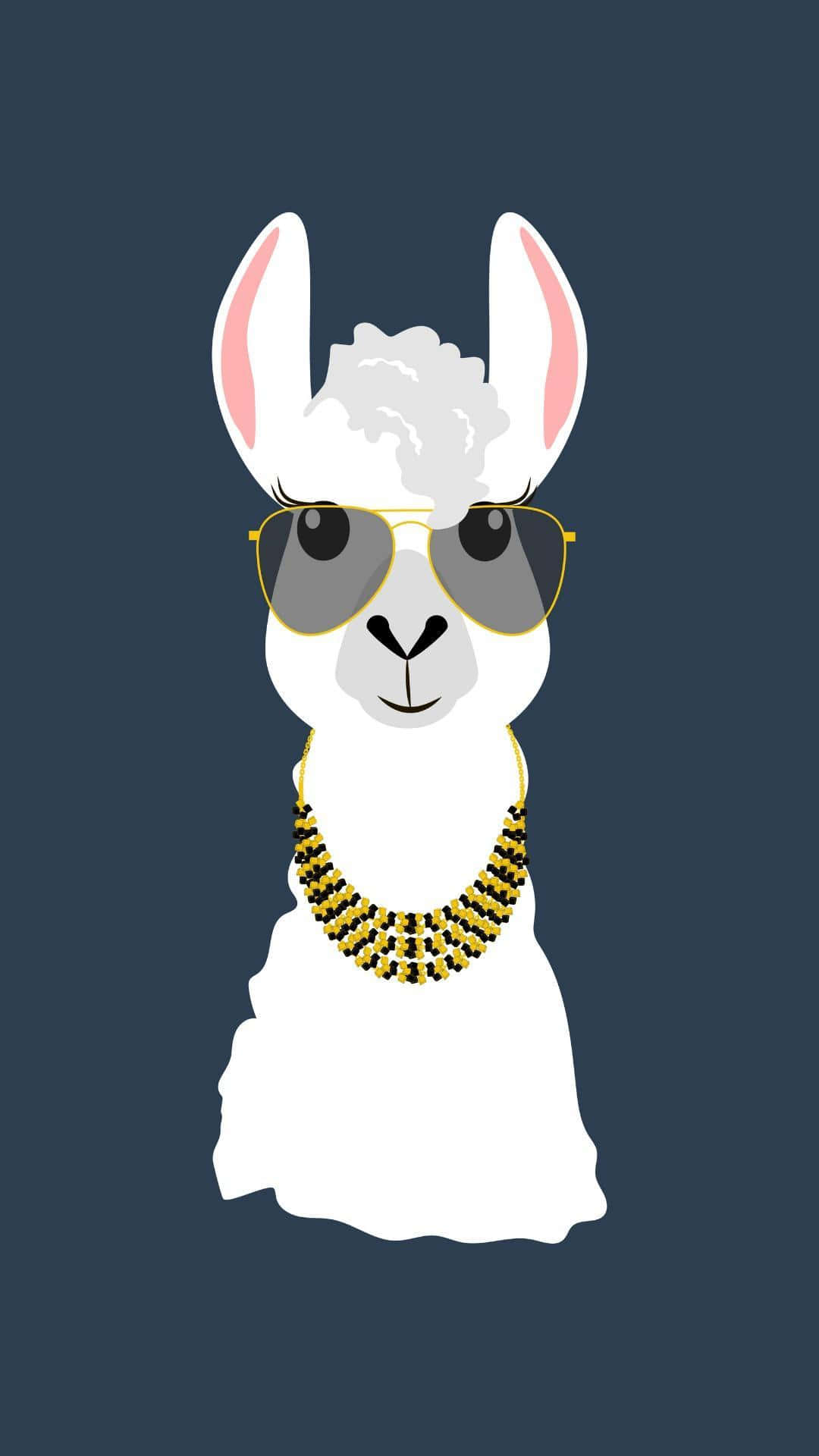 Cute Llama 桌布 壁紙 — 一隻時尚的白羊駝，戴著金邊太陽眼鏡和一條粗金項鍊，背景是深藍色。