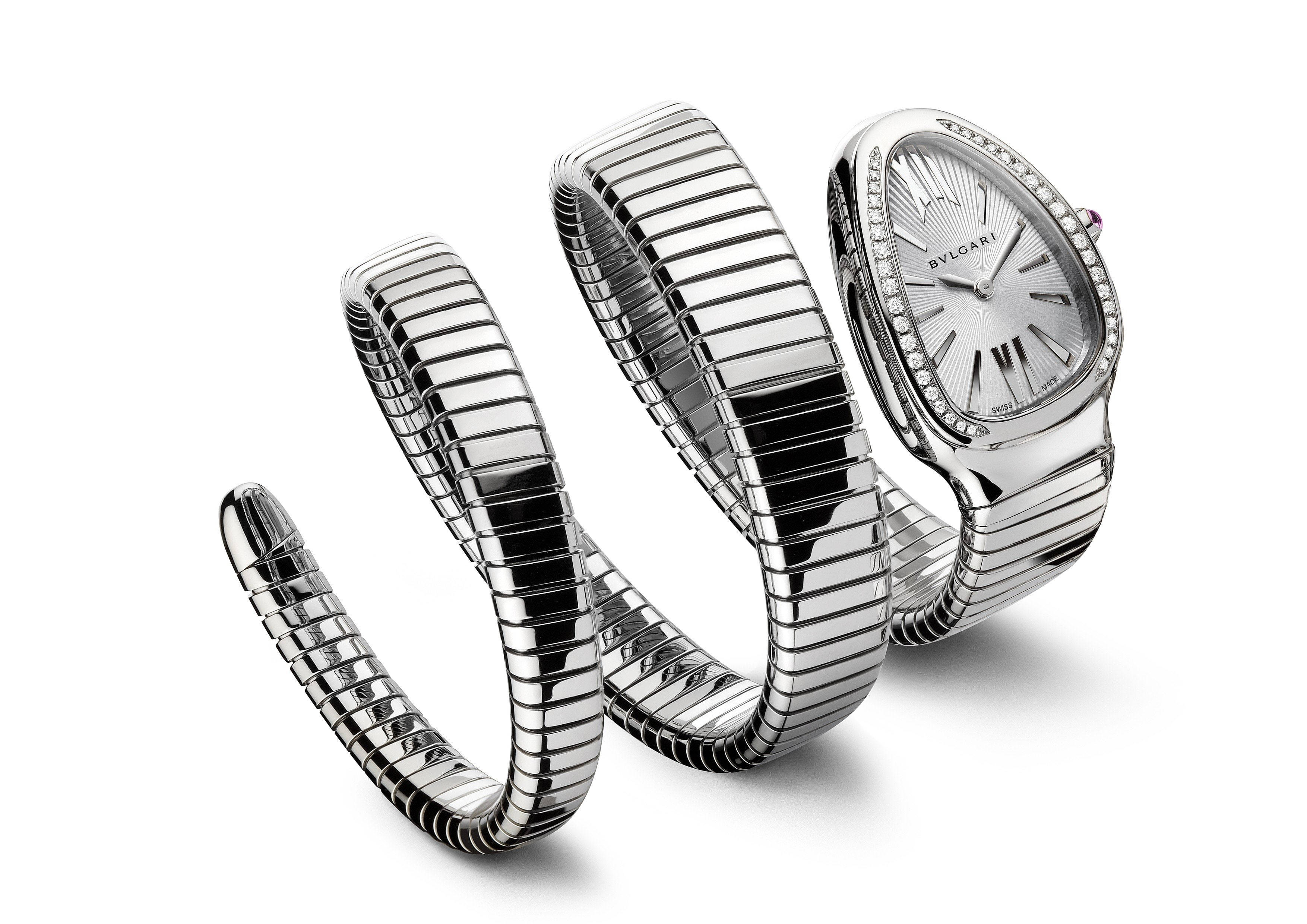 Bvlgari 桌布 壁紙 — 一隻時尚的銀色 Bvlgari Serpenti 手錶，帶有鑽石錶圈和棱紋蛇形線圈手鐲，在白色背景上優雅地盤繞。