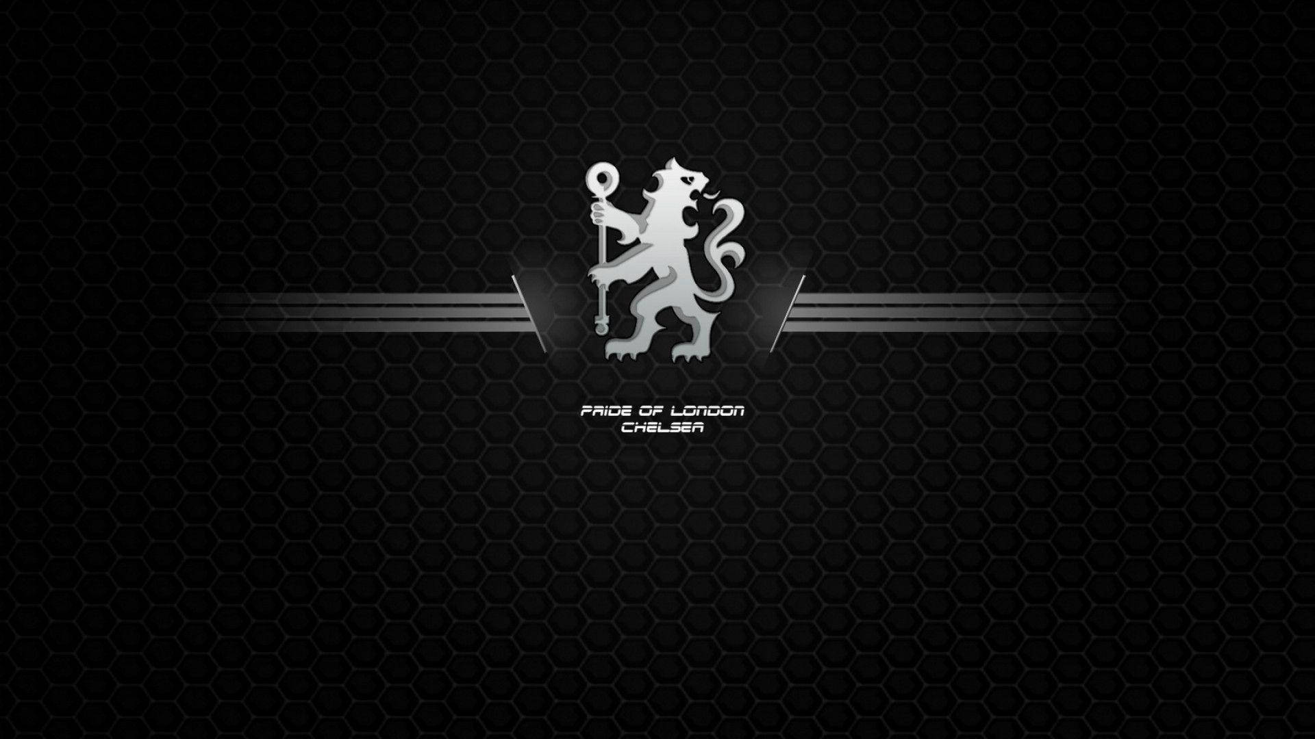 chelsea fc logo 桌布 壁紙 — 一隻時尚的銀色獅子手持權杖，居中站立在深色六角網格背景上，下方有「Pride of London Chelsea」文字。