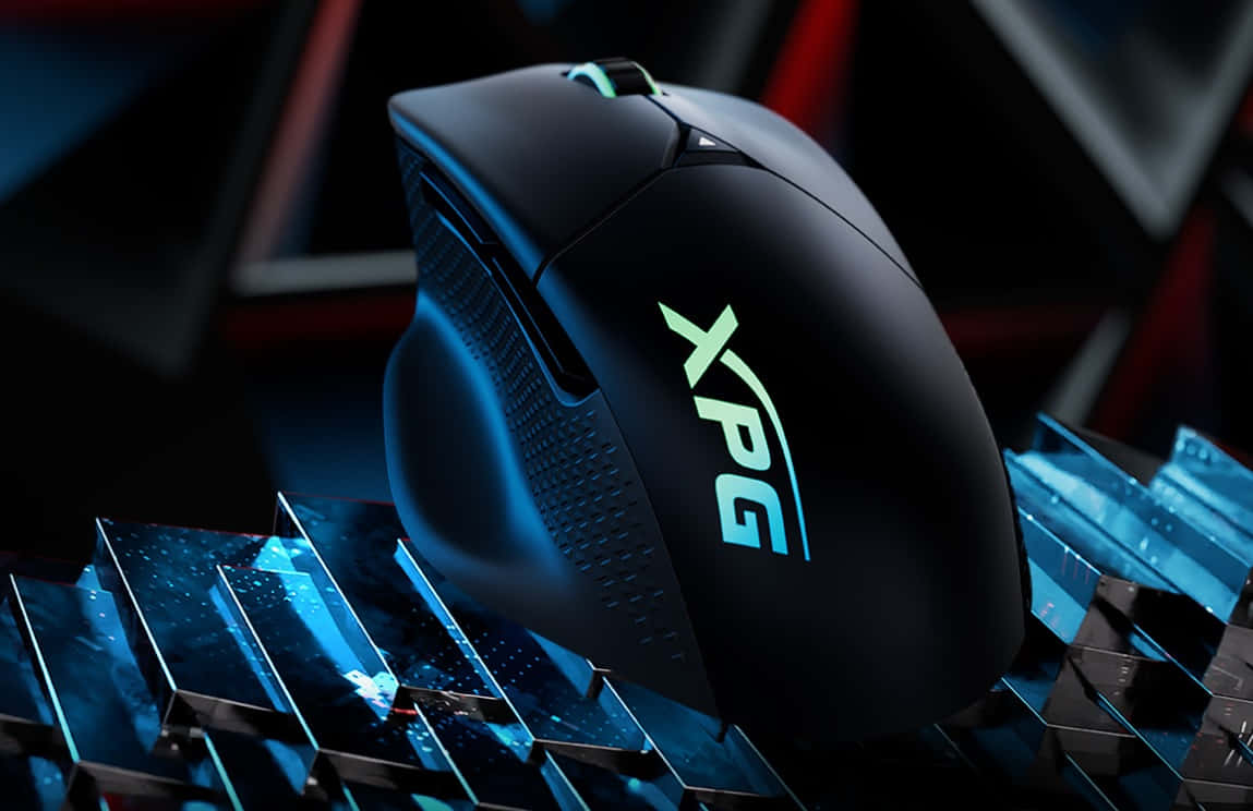 Gaming Mouse 桌布 壁紙 — 一隻時尚的黑色XPG遊戲滑鼠，帶有發光的綠色標誌，在戲劇性燈光下放置於未來感的藍色水晶表面上。