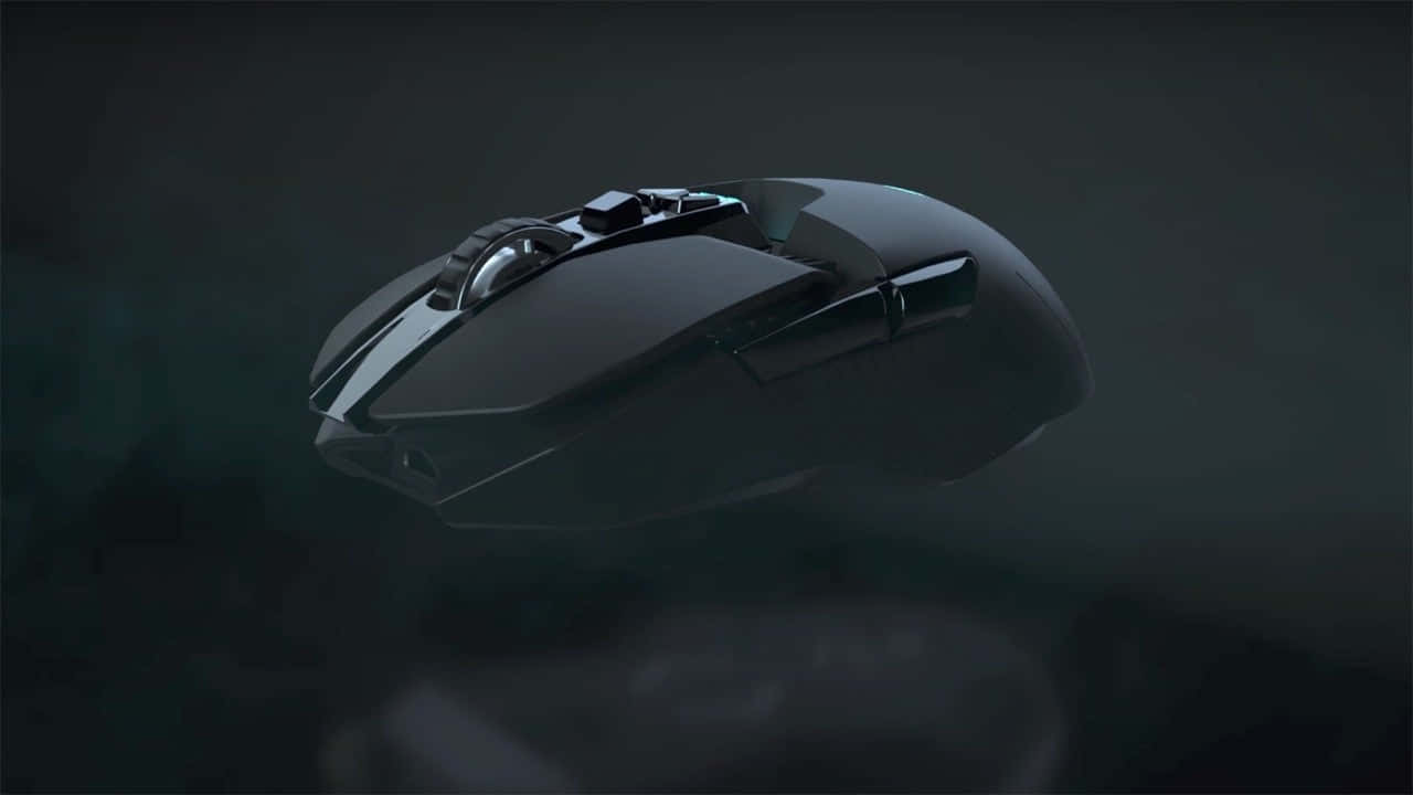 Gaming Mouse 桌布 壁紙 — 一隻時尚的黑色電競滑鼠在黑暗迷霧的工作室中漂浮，戲劇性的燈光突顯其符合人體工學的輪廓和金屬質感。