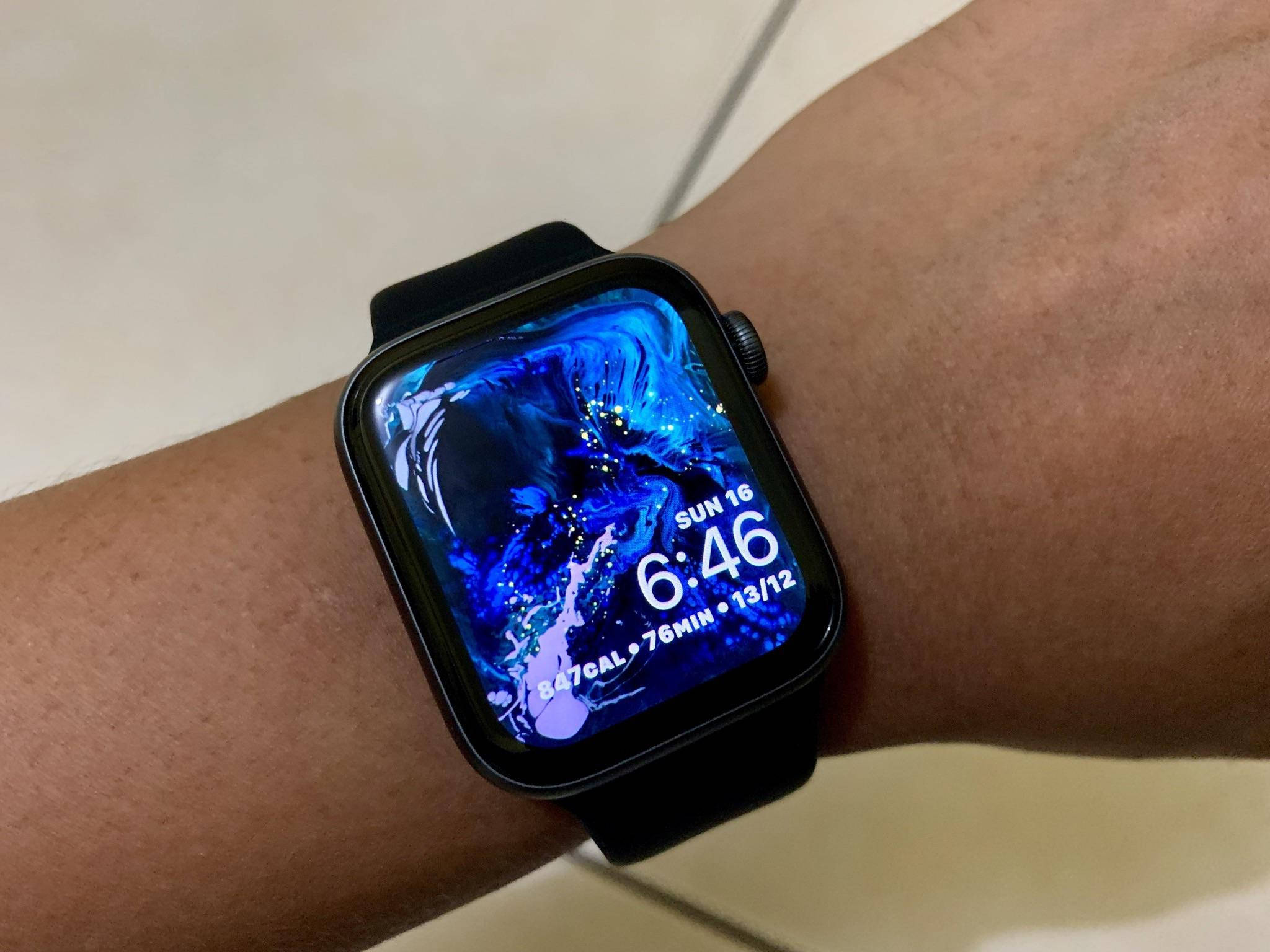 Apple Watch 動態 桌布 壁紙 — 一隻智慧手錶帶有鮮豔的藍色抽象背景，在人的手腕上顯示時間和健身統計數據。