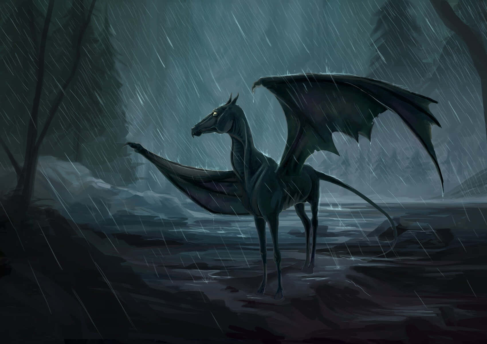 Thestral 桌布 壁紙 — 一隻暗翼龍在陰沉天空下，莊嚴地站在被雨水浸透的森林空地中。