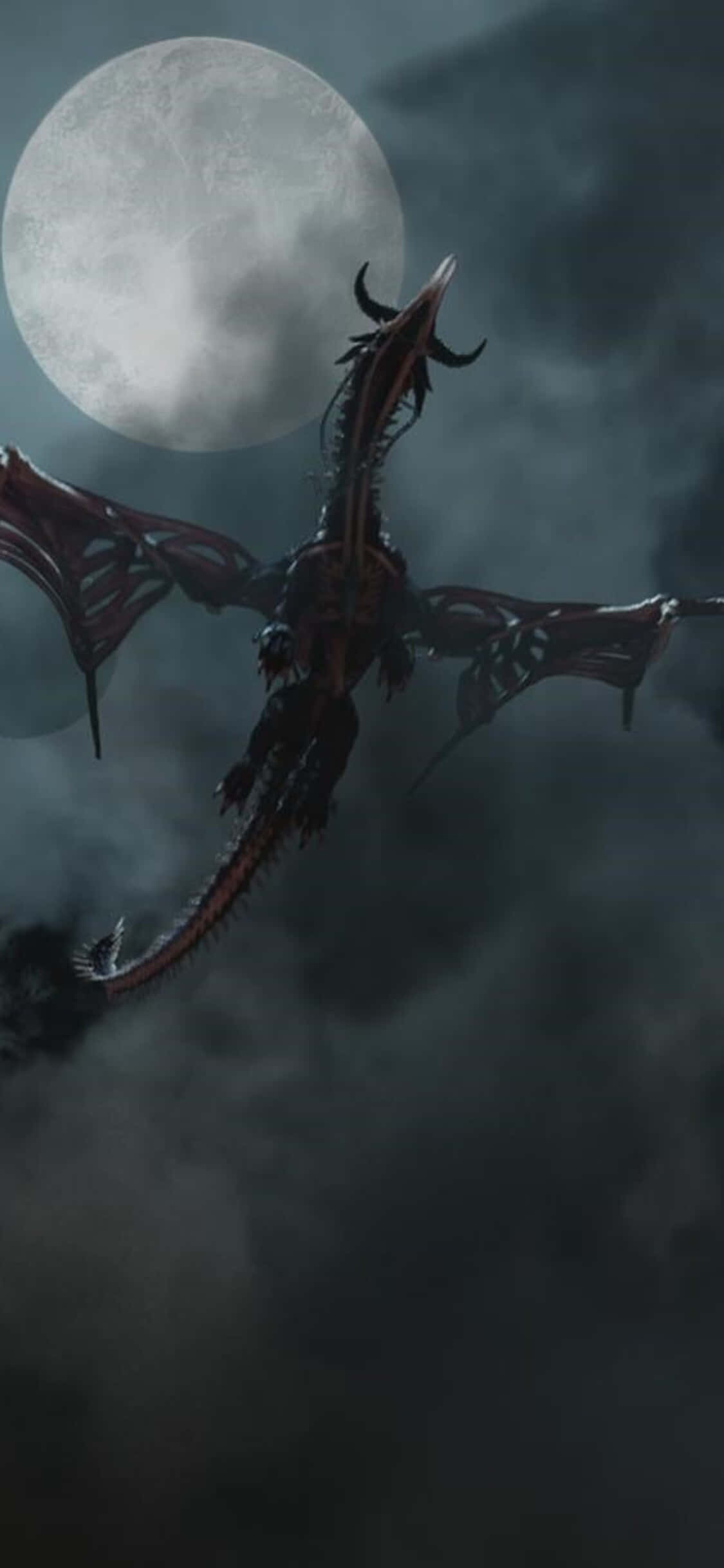 iPhone X Total War Warhammer 桌布 壁紙 — 一隻暗黑骷髏龍在暴風雲中翱翔，下方是一輪巨大的滿月，投下詭異的陰影。