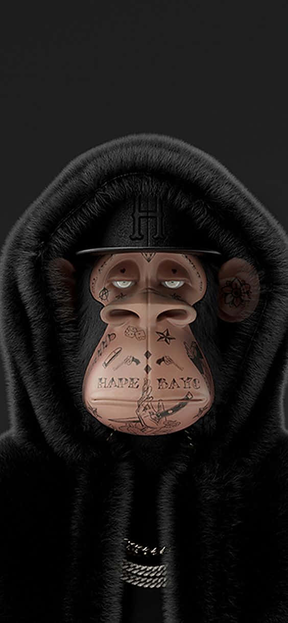 Nft Monkey 桌布 壁紙 — 一隻有刺青的猴子穿著黑色毛絨連帽衫和帽子，在黑暗背景下用發光的眼睛凝視。