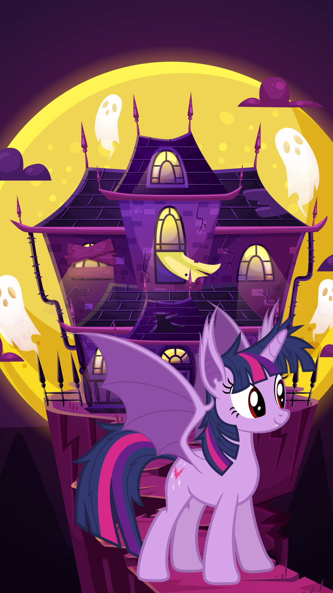 Cute Halloween Phone 桌布 壁紙 — 一隻有蝙蝠翅膀的紫色小馬站在一個鬧鬼的恐怖房子前，背景是巨大的黃色月亮和漂浮的鬼魂。