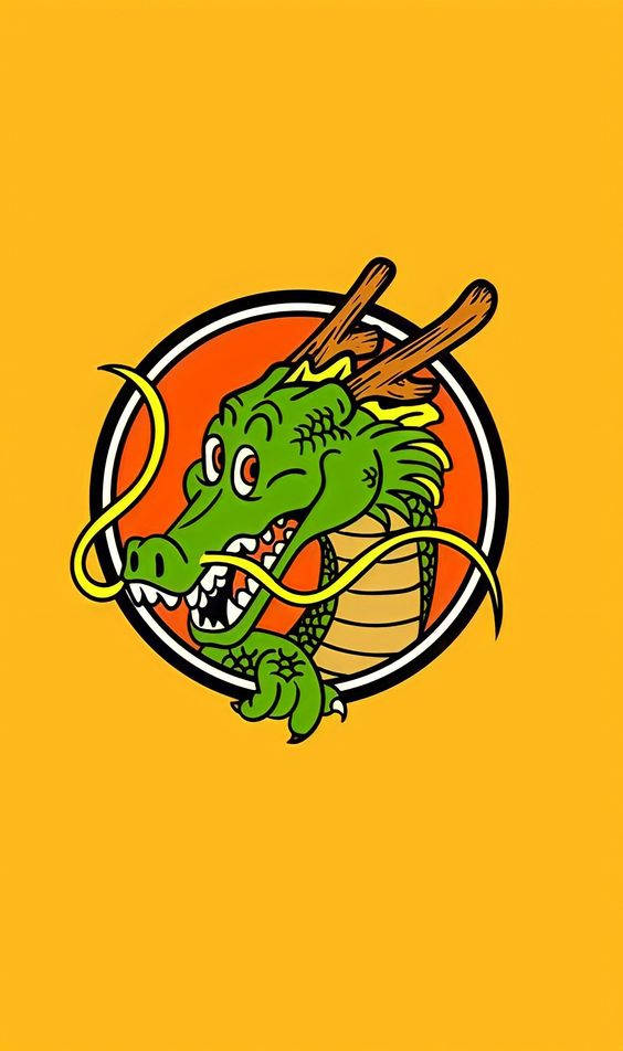 Dragon Ball Z Logo 桌布 壁紙 — 一隻有角和爪的卡通綠色龍從圓形徽章中出現，背景為純橙色。