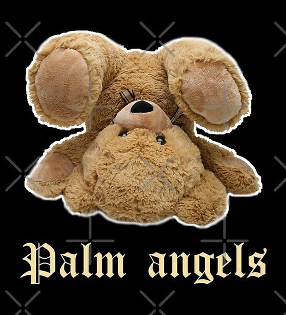 Palm Angels 桌布 壁紙 — 一隻柔軟的棕色泰迪熊，有大耳朵和縫製的鼻子，坐在黑色背景上，下方有 'Palm angels' 文字。