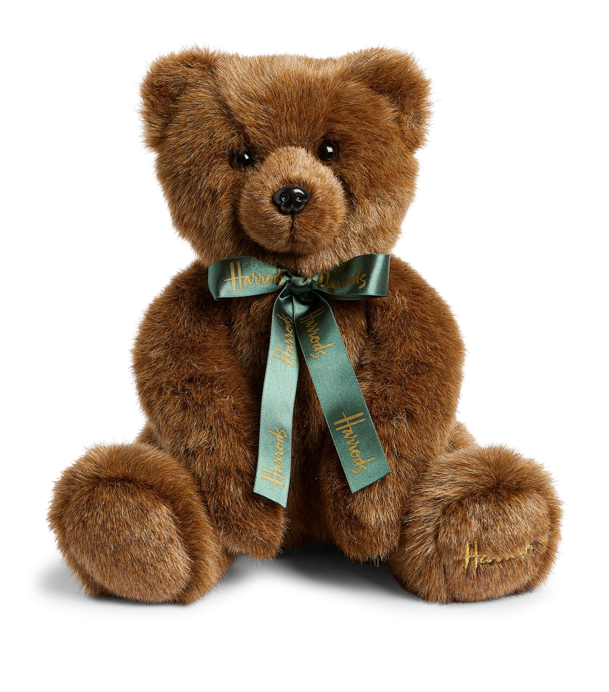 Teddy Bear 桌布 壁紙 — 一隻柔軟的棕色泰迪熊，繫著綠色Harrods絲帶，直立在白色背景前。