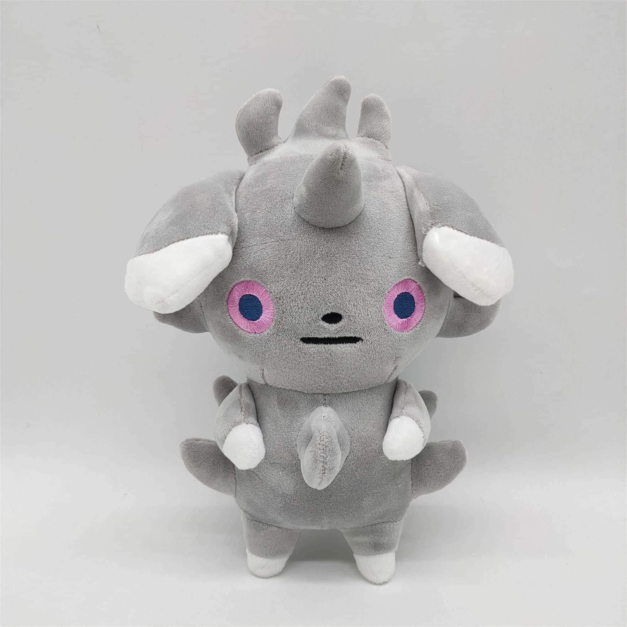 espurr 桌布 壁紙 — 一隻柔軟的灰色 Pokémon 鐵甲犀牛毛絨玩具，擁有粉紅色眼睛和白色點綴，站在純白色背景前。