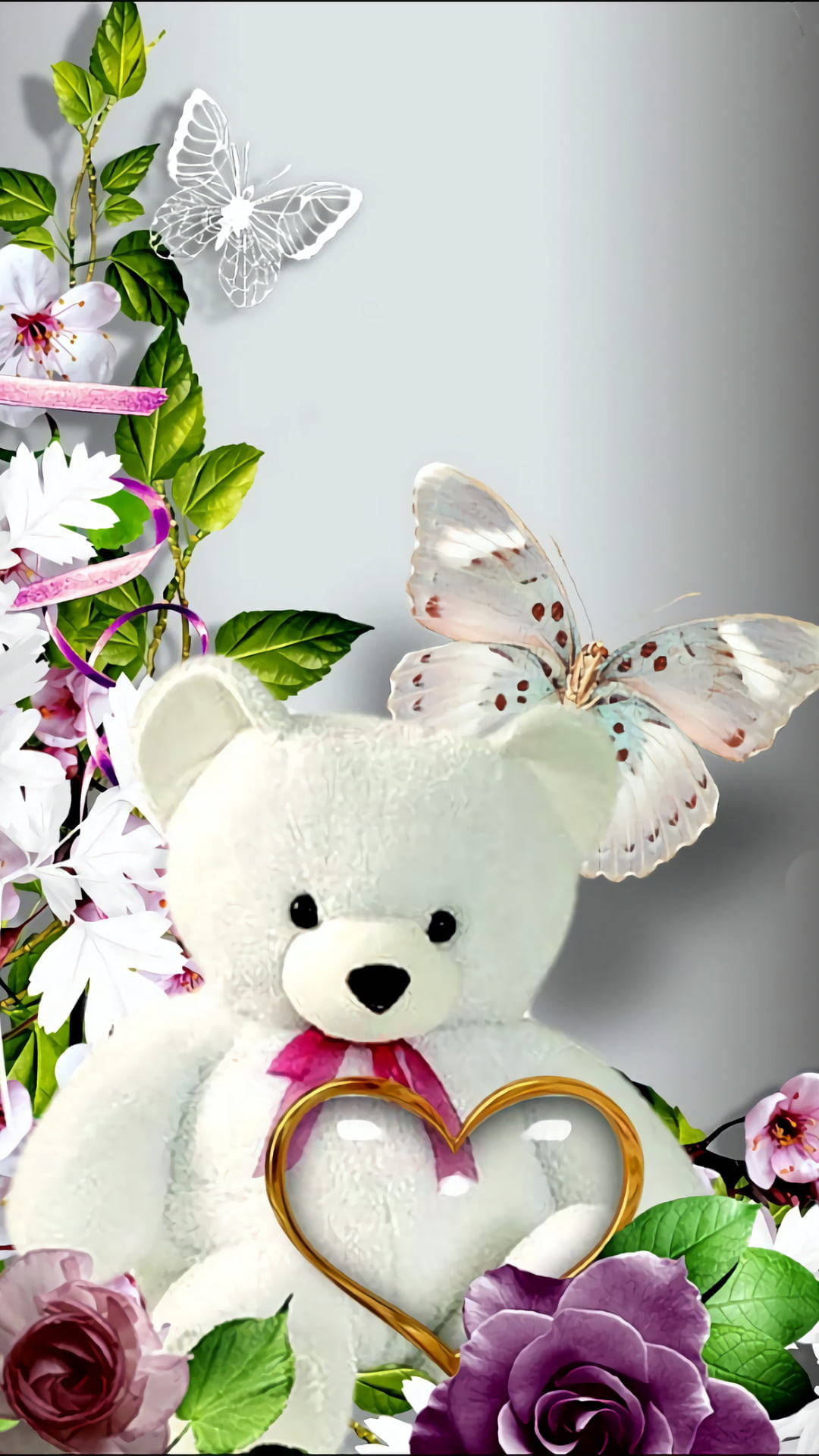 Teddy Bear 桌布 壁紙 — 一隻柔軟的白色泰迪熊，繫著粉紅色蝴蝶結，手持金色心形相框，周圍環繞著茂密的綠葉和精緻的蝴蝶。